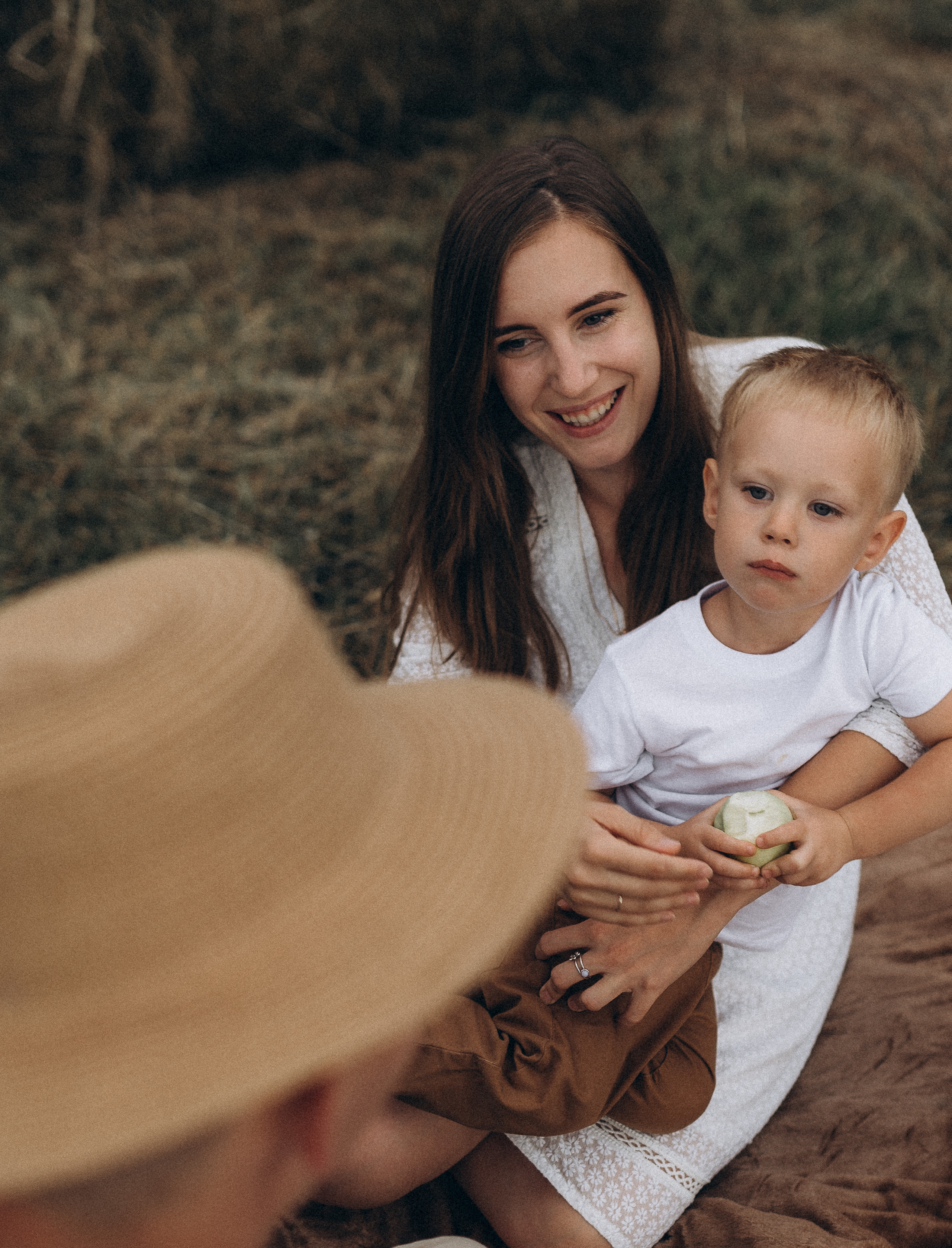 Семейная фотосессия в поле со стогами сена. Фотограф ПИТЕР СПБ Надежда Баранова
