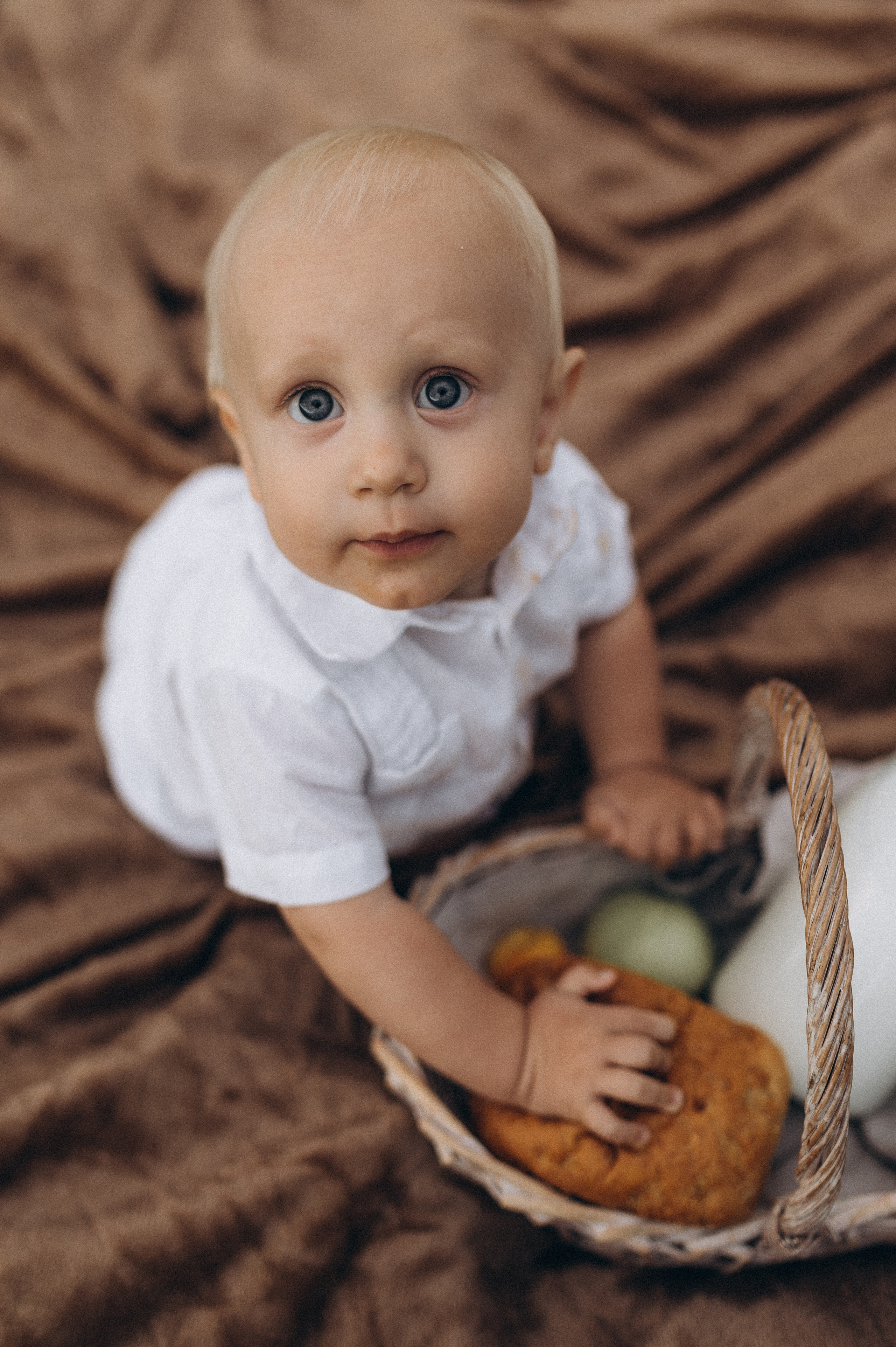 Семейная фотосессия в поле со стогами сена. Фотограф ПИТЕР СПБ Надежда Баранова