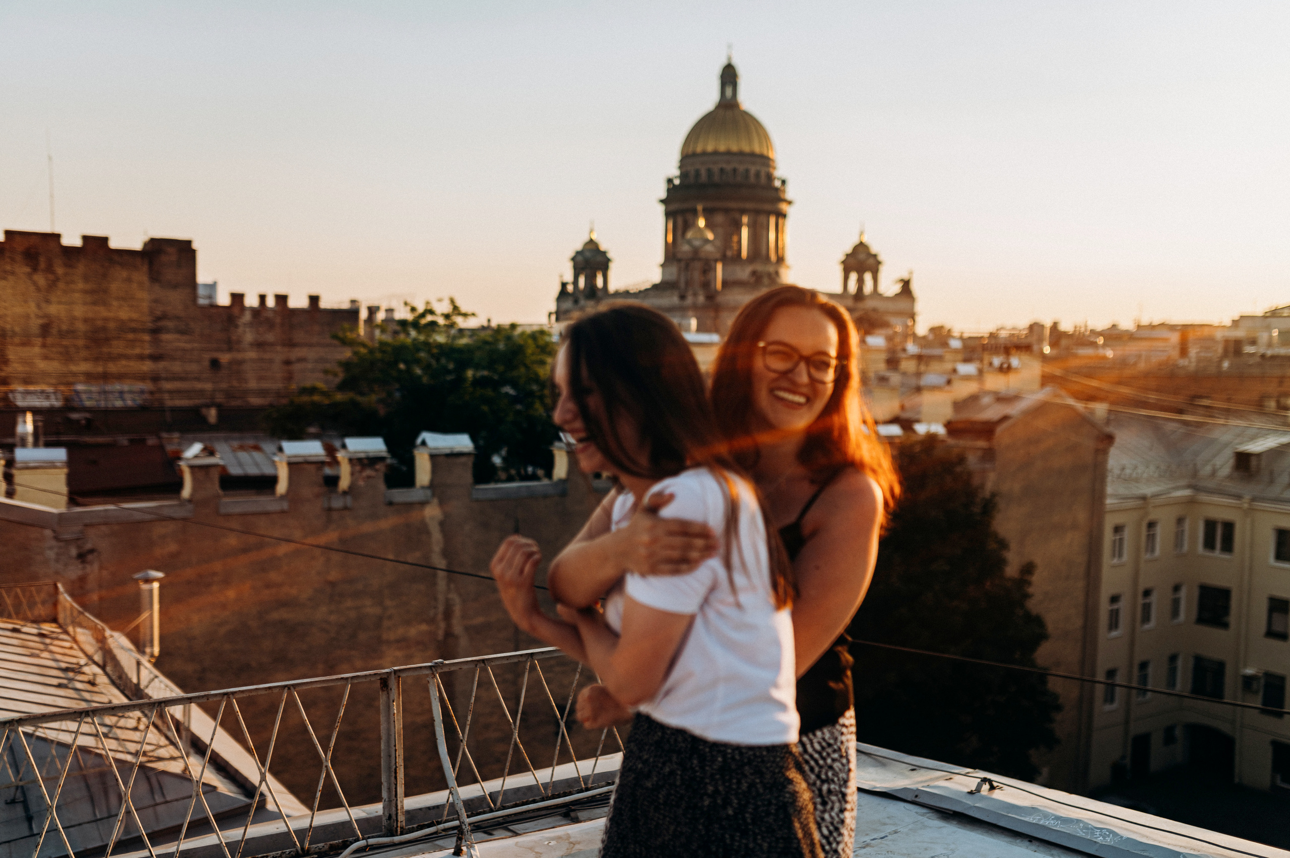Две подруги крыша СПБ (Таня+Таня). Фотограф ПИТЕР СПБ Надежда Баранова