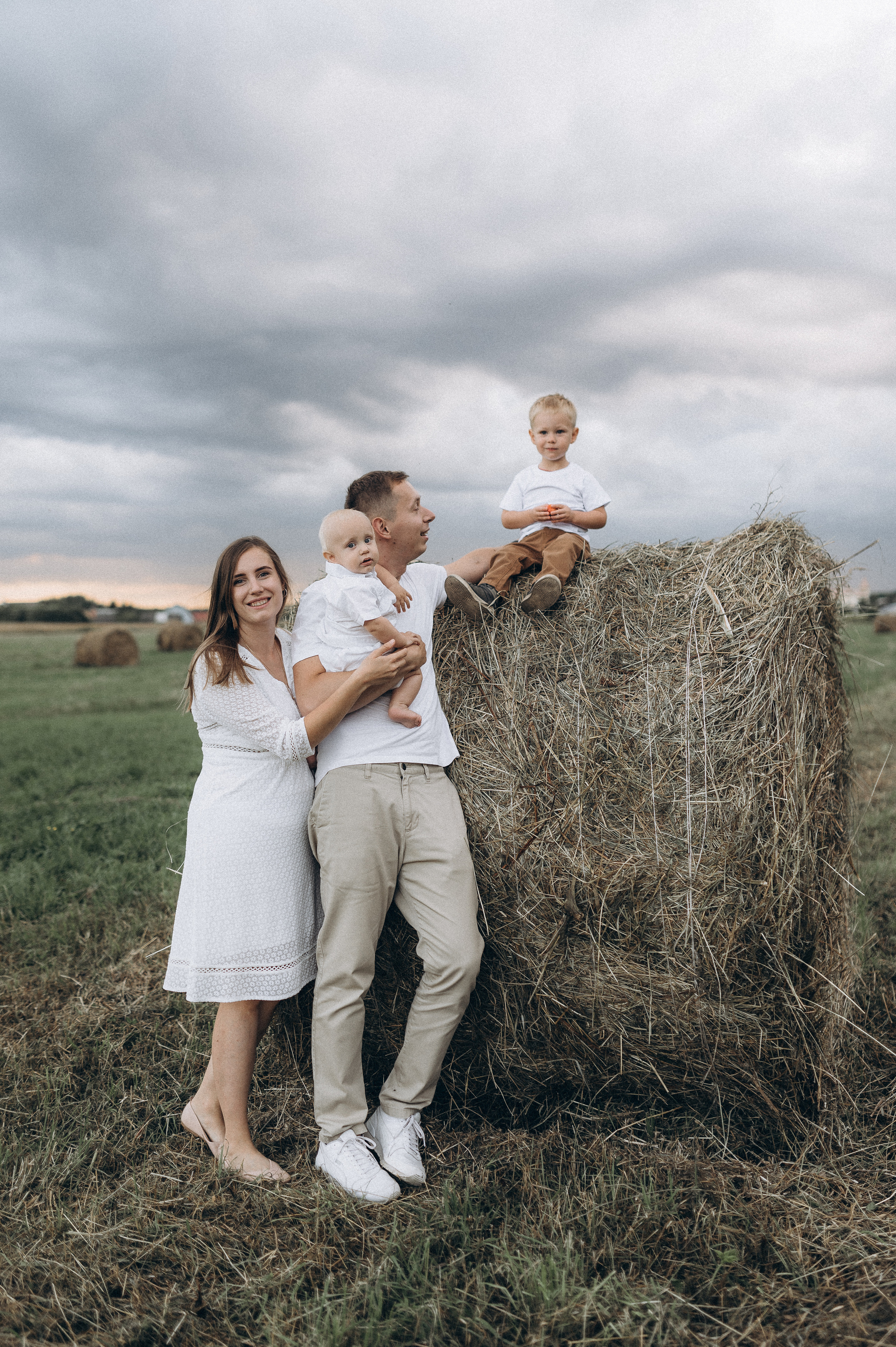 Семейная фотосессия в поле со стогами сена. Фотограф ПИТЕР СПБ Надежда Баранова