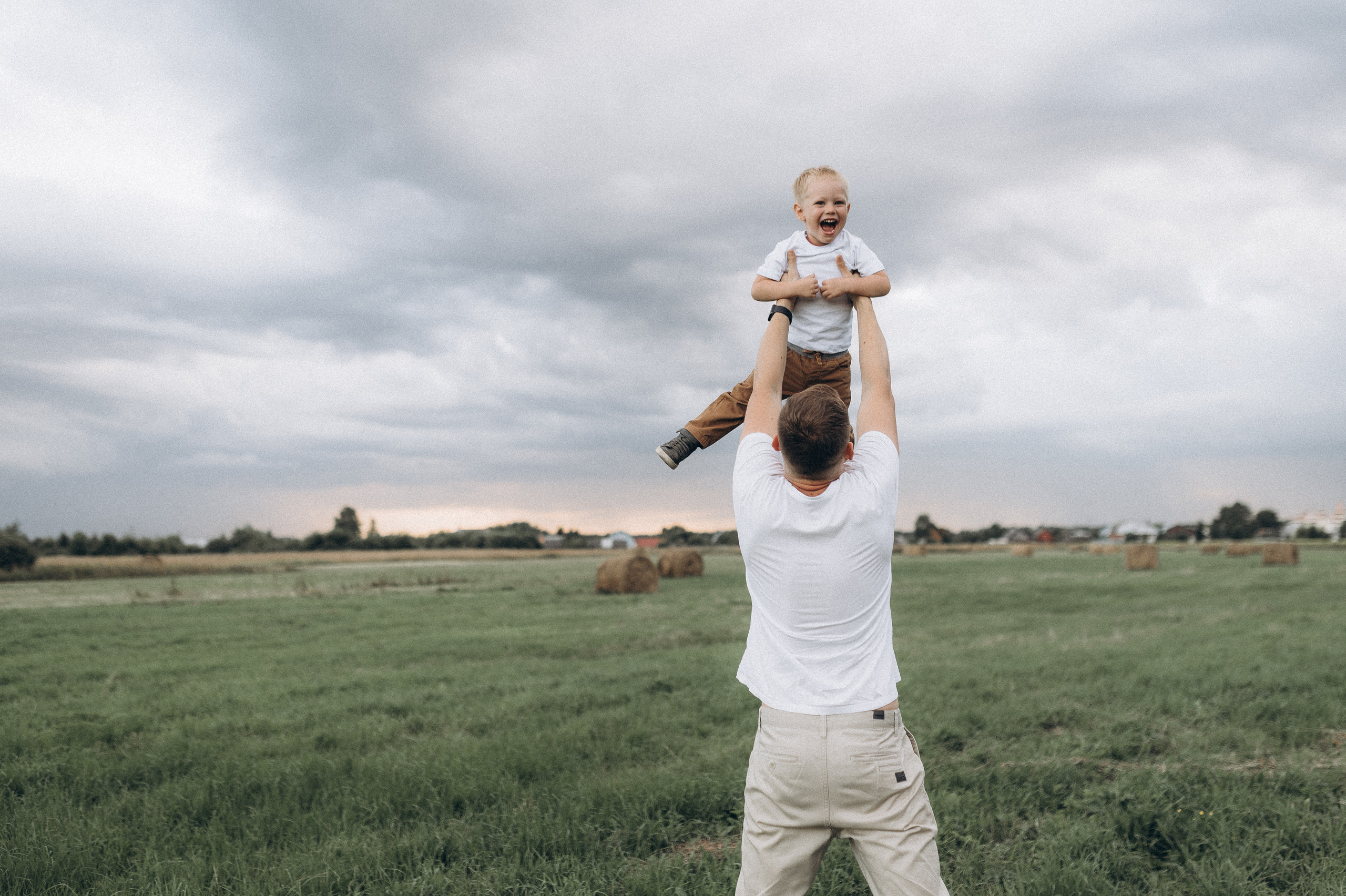 Семейная фотосессия в поле со стогами сена. Фотограф ПИТЕР СПБ Надежда Баранова