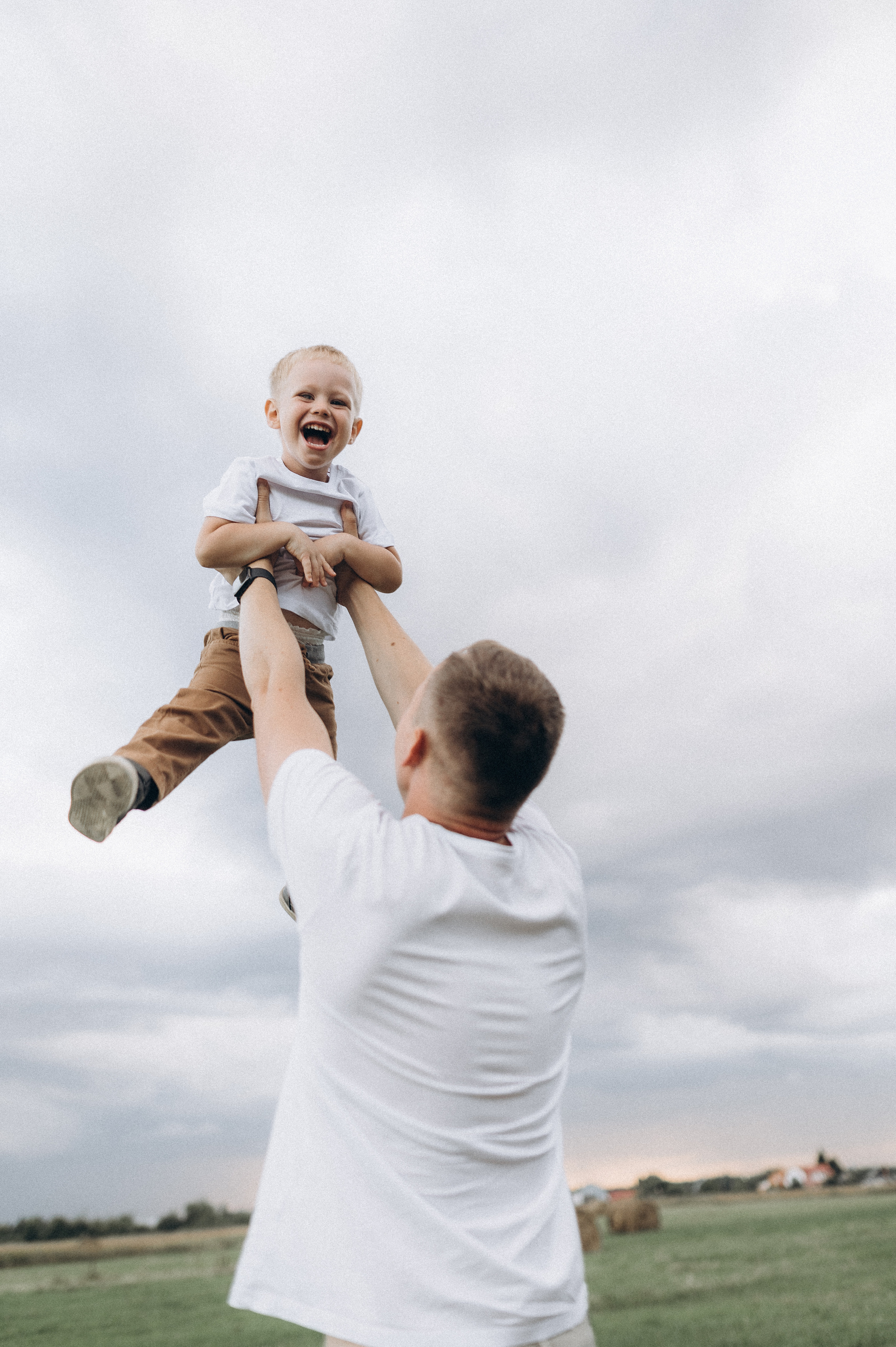 Семейная фотосессия в поле со стогами сена. Фотограф ПИТЕР СПБ Надежда Баранова