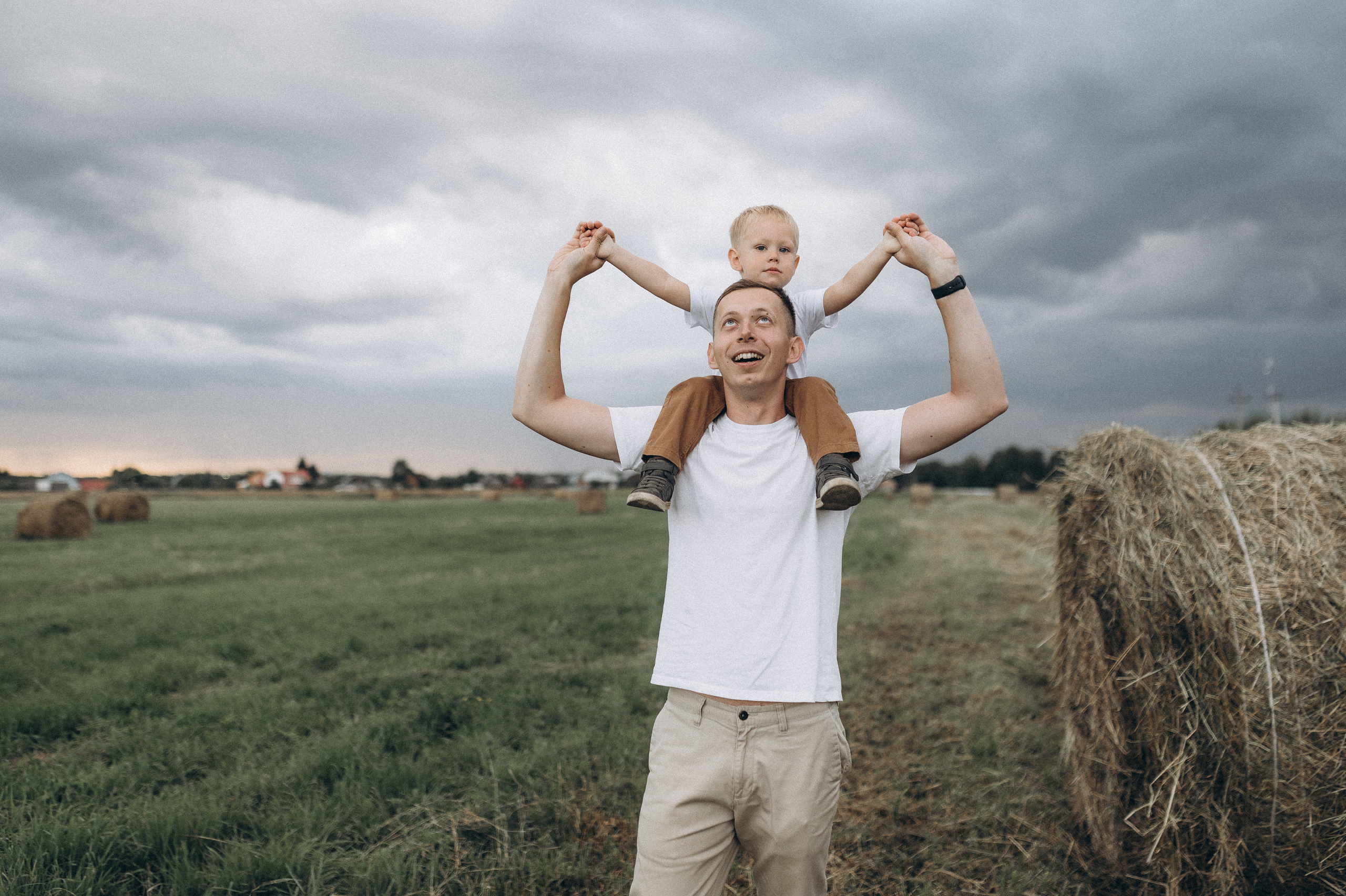 Семейная фотосессия в поле со стогами сена. Фотограф ПИТЕР СПБ Надежда Баранова