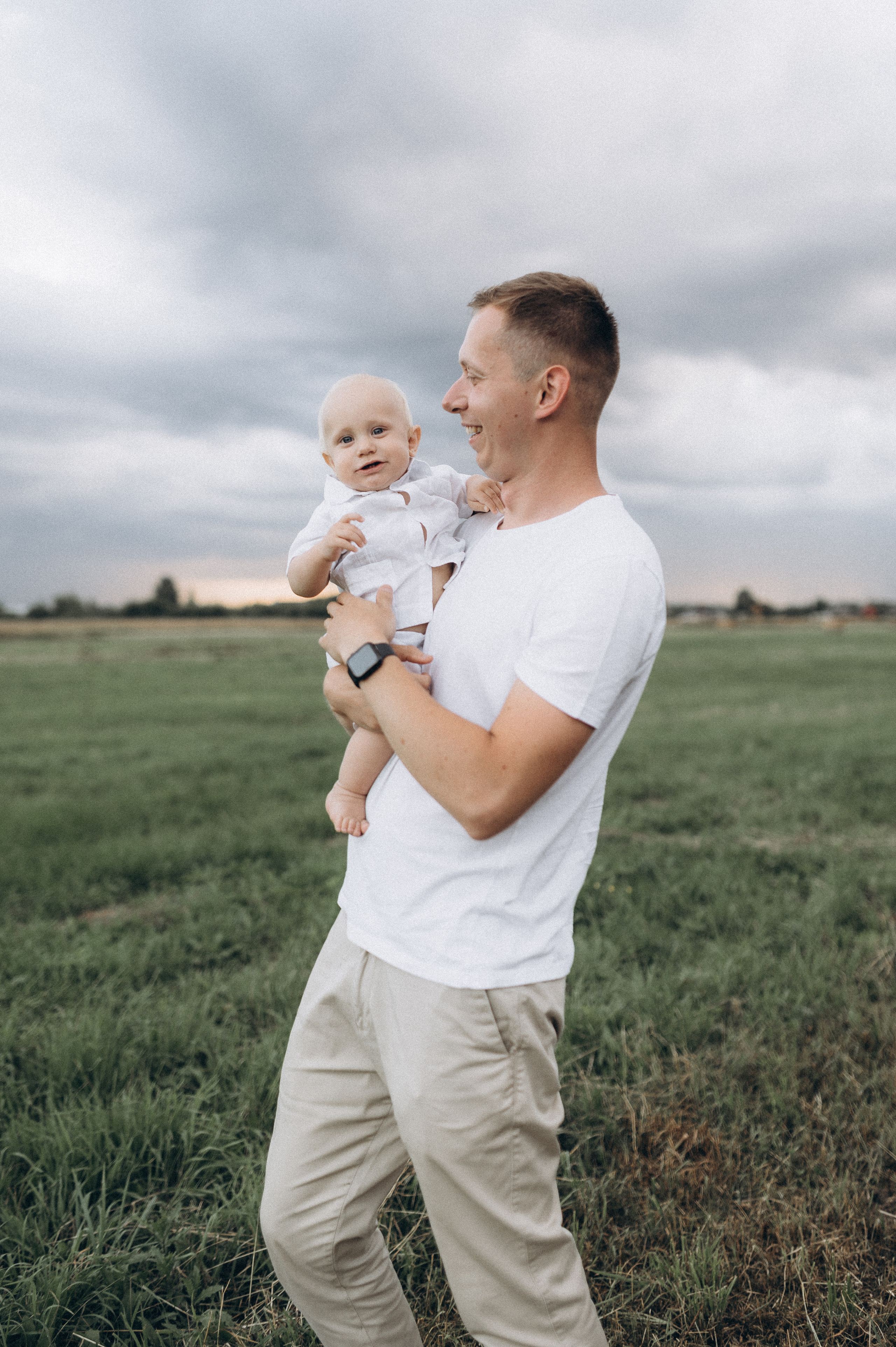Семейная фотосессия в поле со стогами сена. Фотограф ПИТЕР СПБ Надежда Баранова