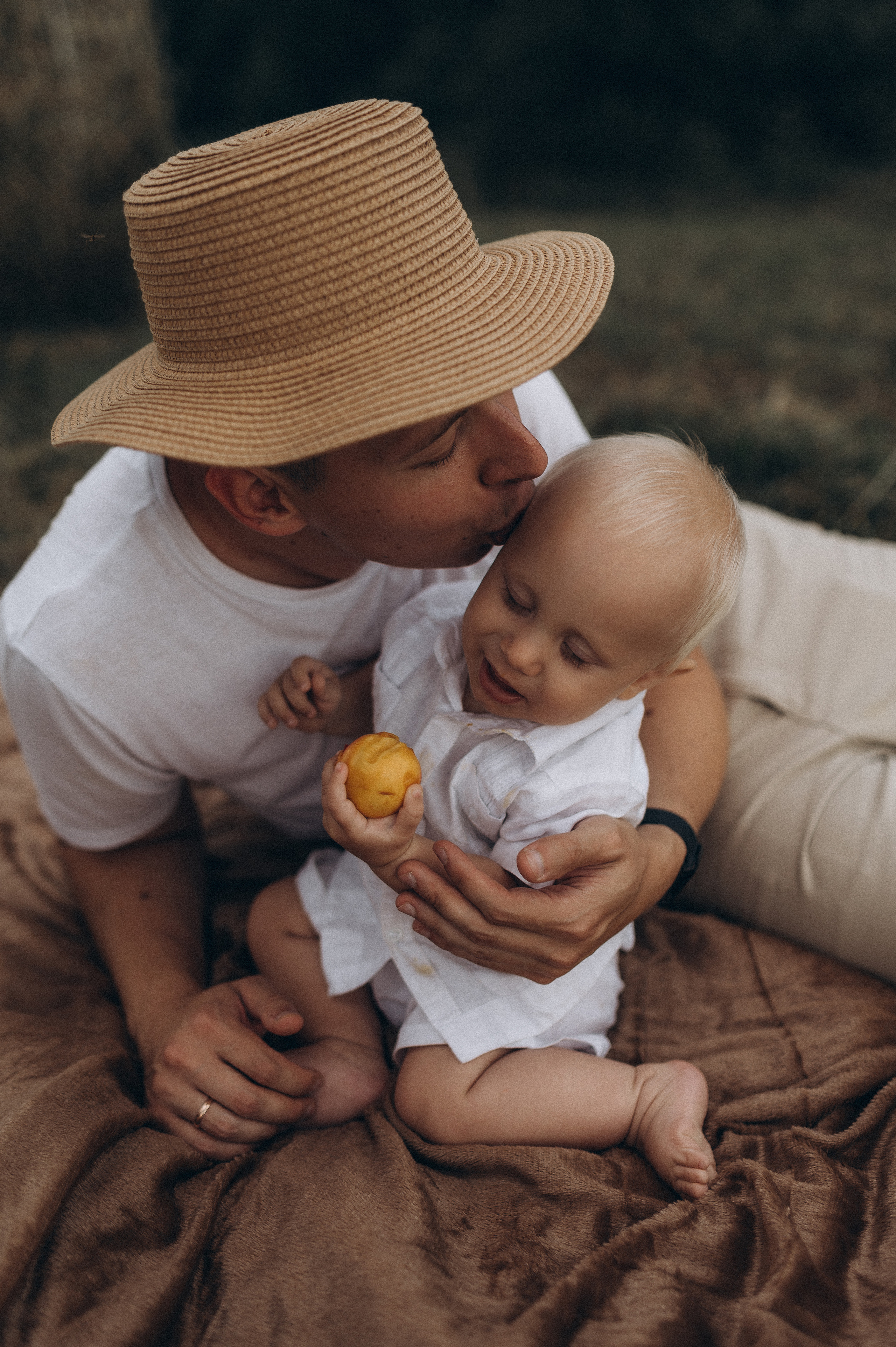 Семейная фотосессия в поле со стогами сена. Фотограф ПИТЕР СПБ Надежда Баранова