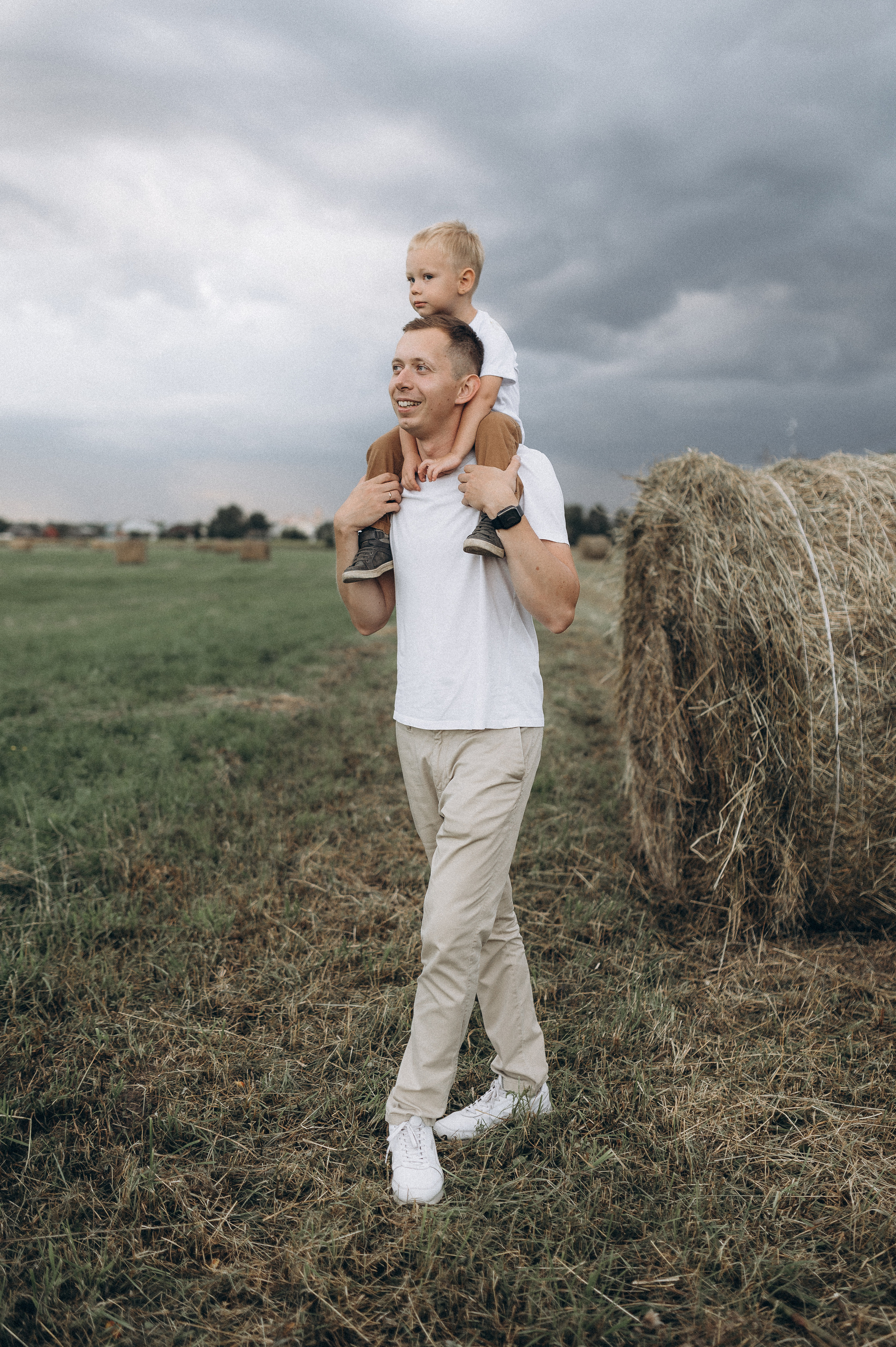 Семейная фотосессия в поле со стогами сена. Фотограф ПИТЕР СПБ Надежда Баранова