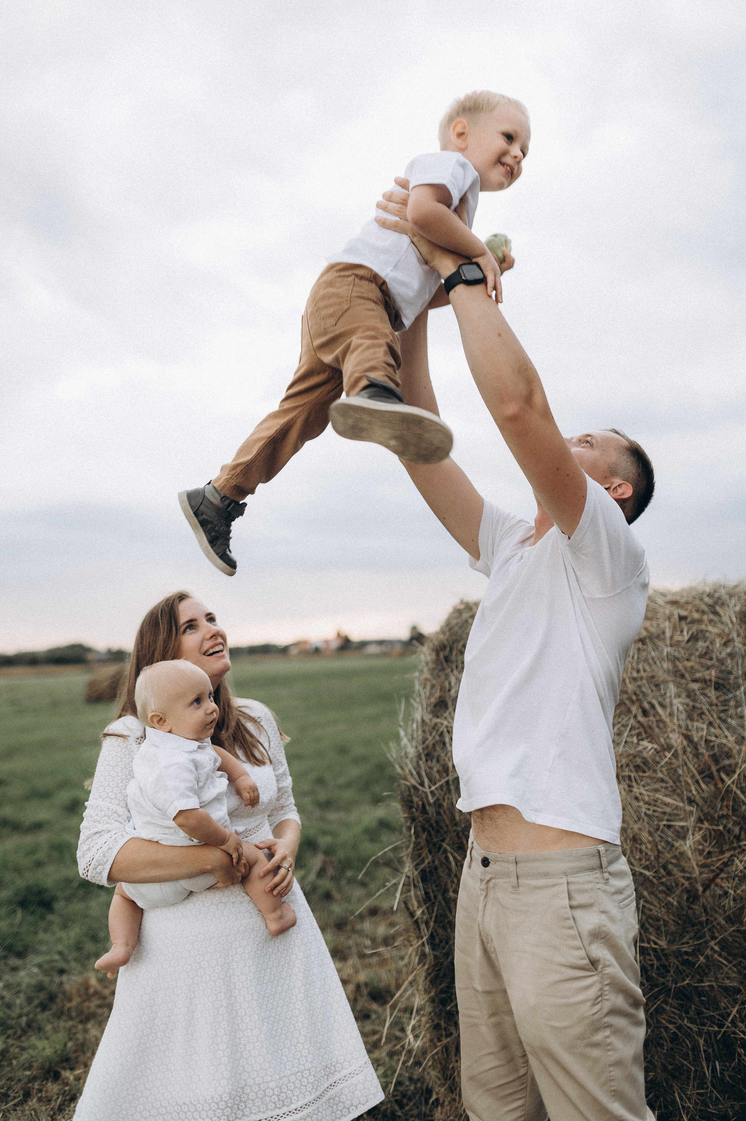 Семейная фотосессия в поле со стогами сена. Фотограф ПИТЕР СПБ Надежда Баранова