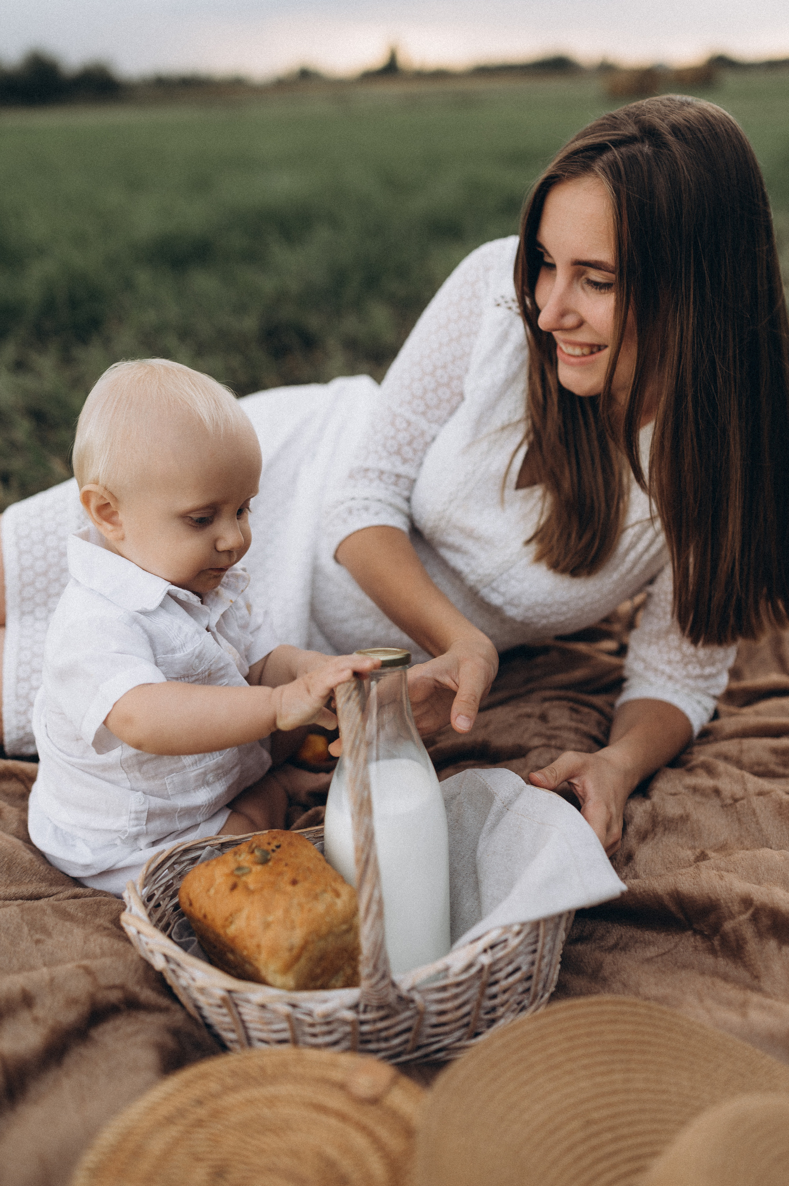 Семейная фотосессия в поле со стогами сена. Фотограф ПИТЕР СПБ Надежда Баранова