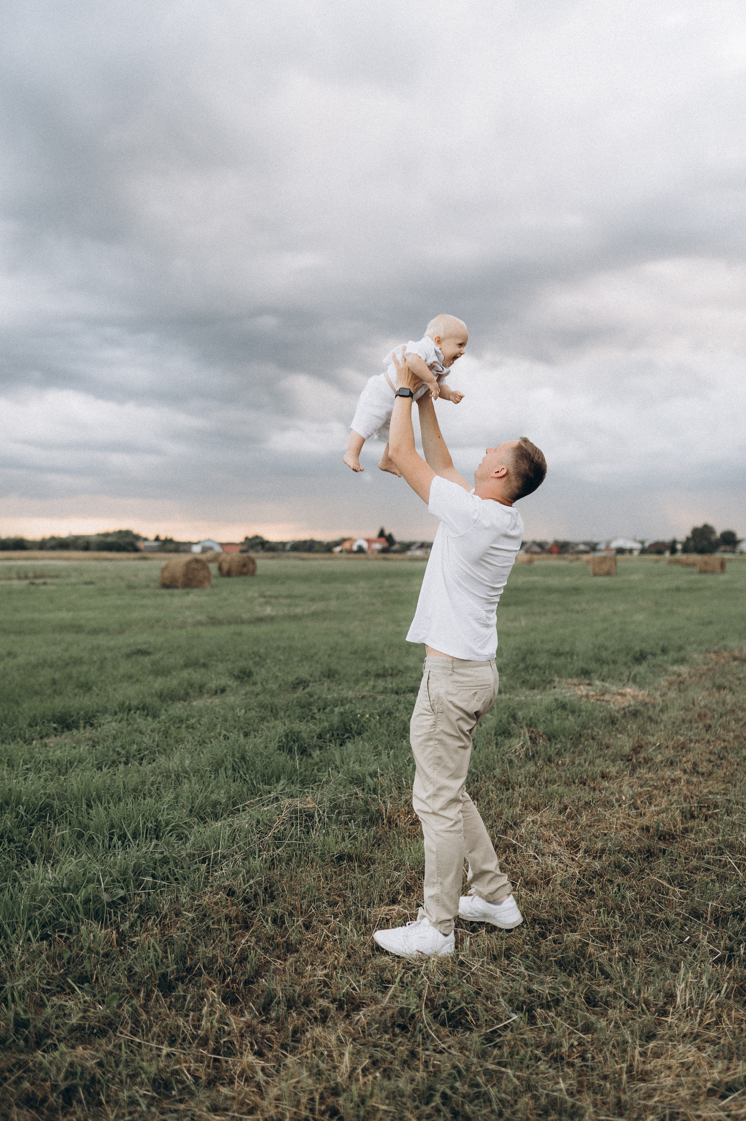 Семейная фотосессия в поле со стогами сена. Фотограф ПИТЕР СПБ Надежда Баранова