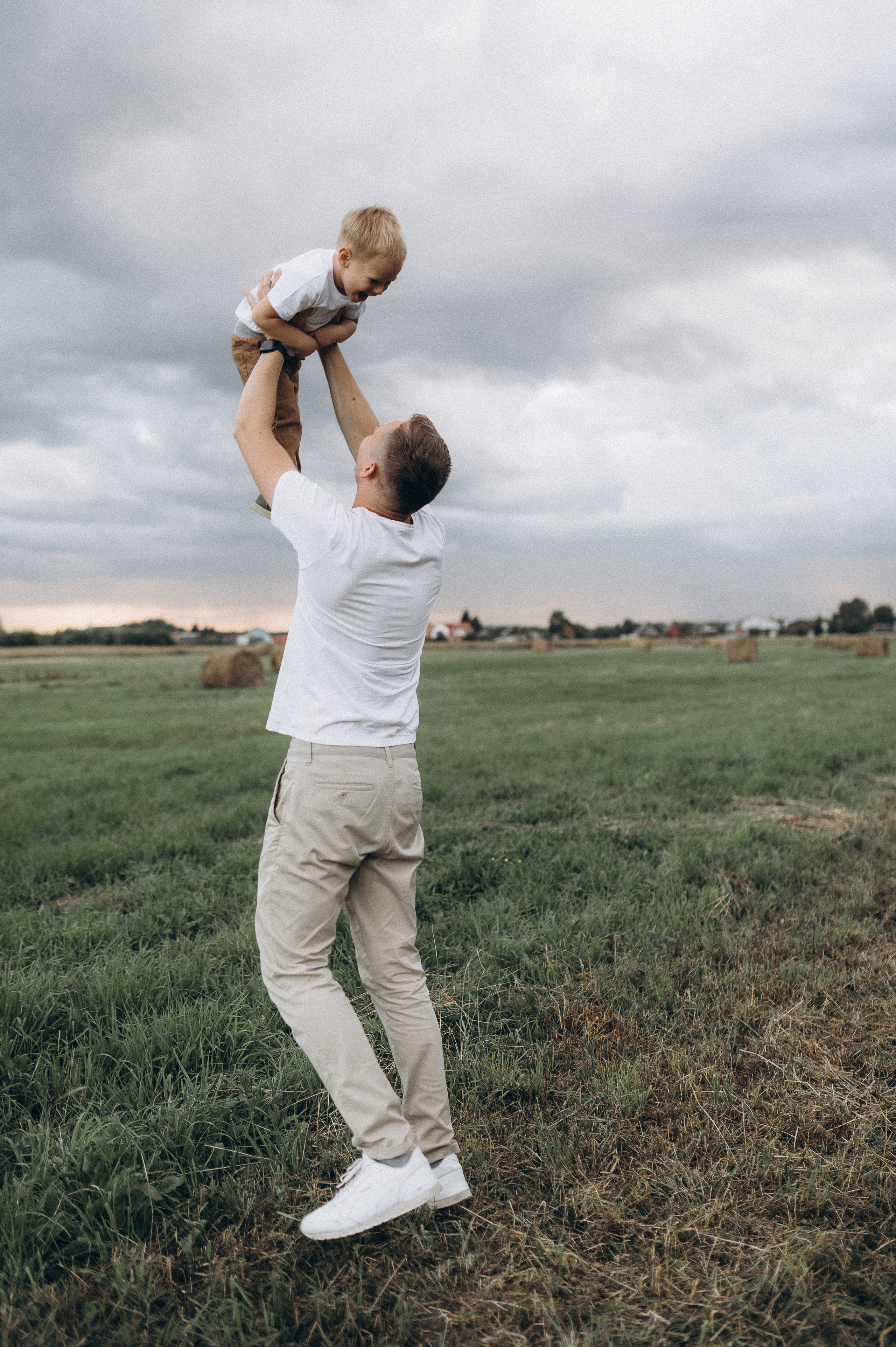 Семейная фотосессия в поле со стогами сена. Фотограф ПИТЕР СПБ Надежда Баранова