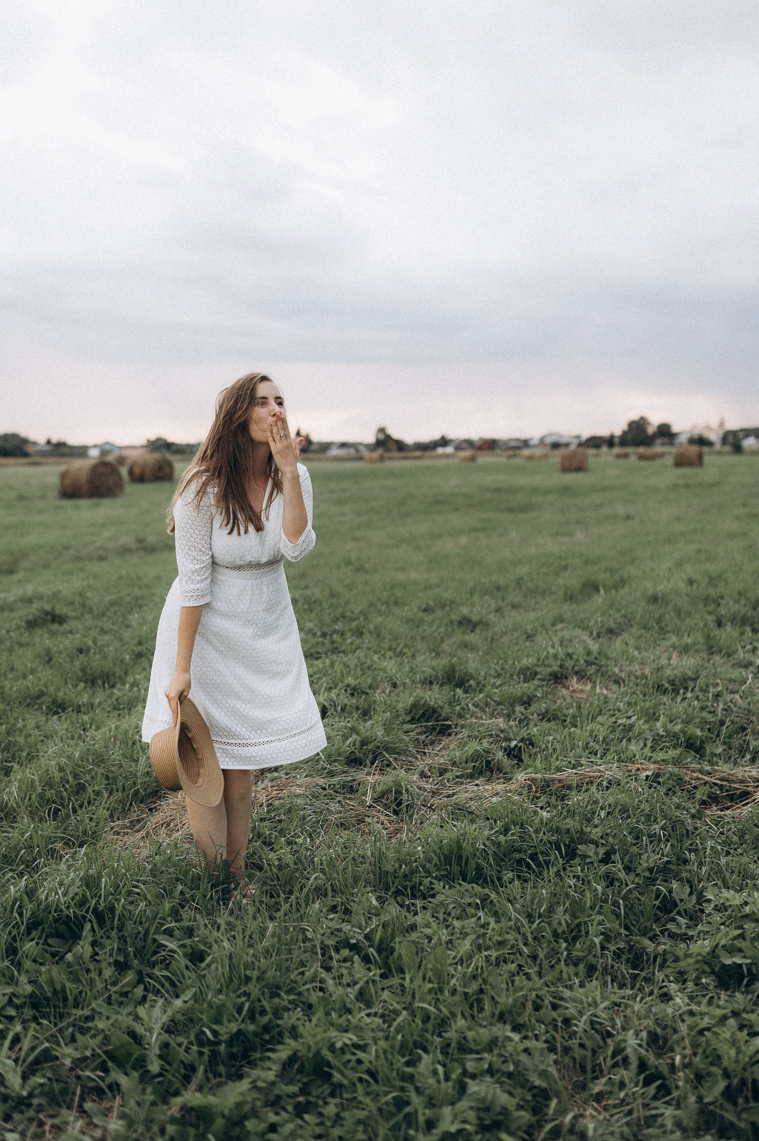 Семейная фотосессия в поле со стогами сена. Фотограф ПИТЕР СПБ Надежда Баранова