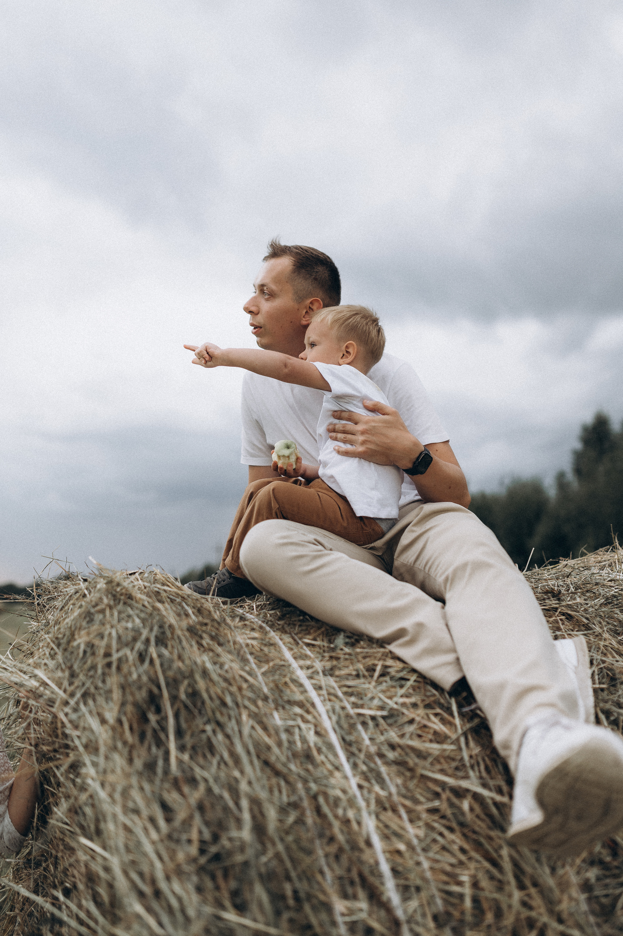 Семейная фотосессия в поле со стогами сена. Фотограф ПИТЕР СПБ Надежда Баранова