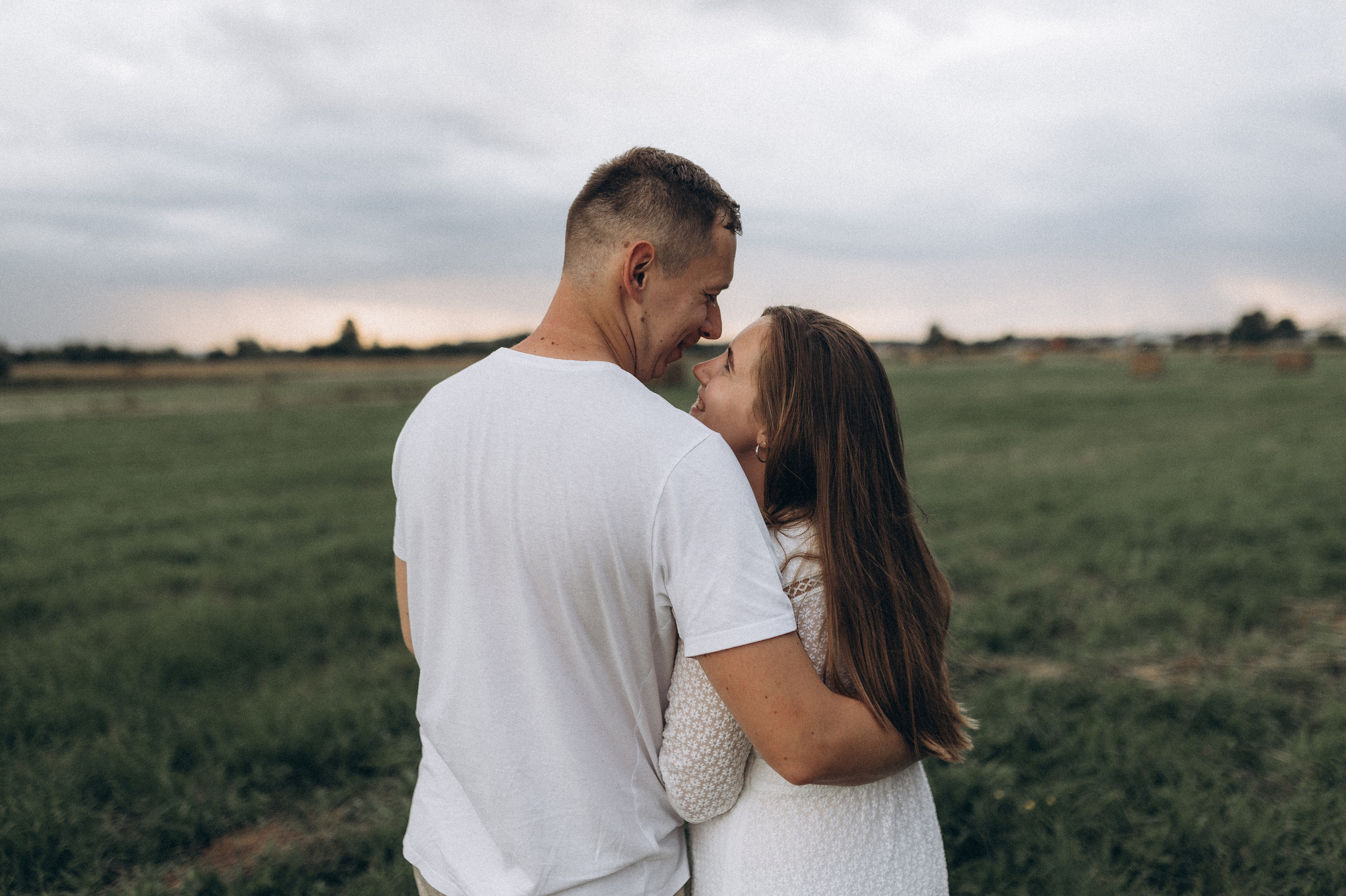 Семейная фотосессия в поле со стогами сена. Фотограф ПИТЕР СПБ Надежда Баранова