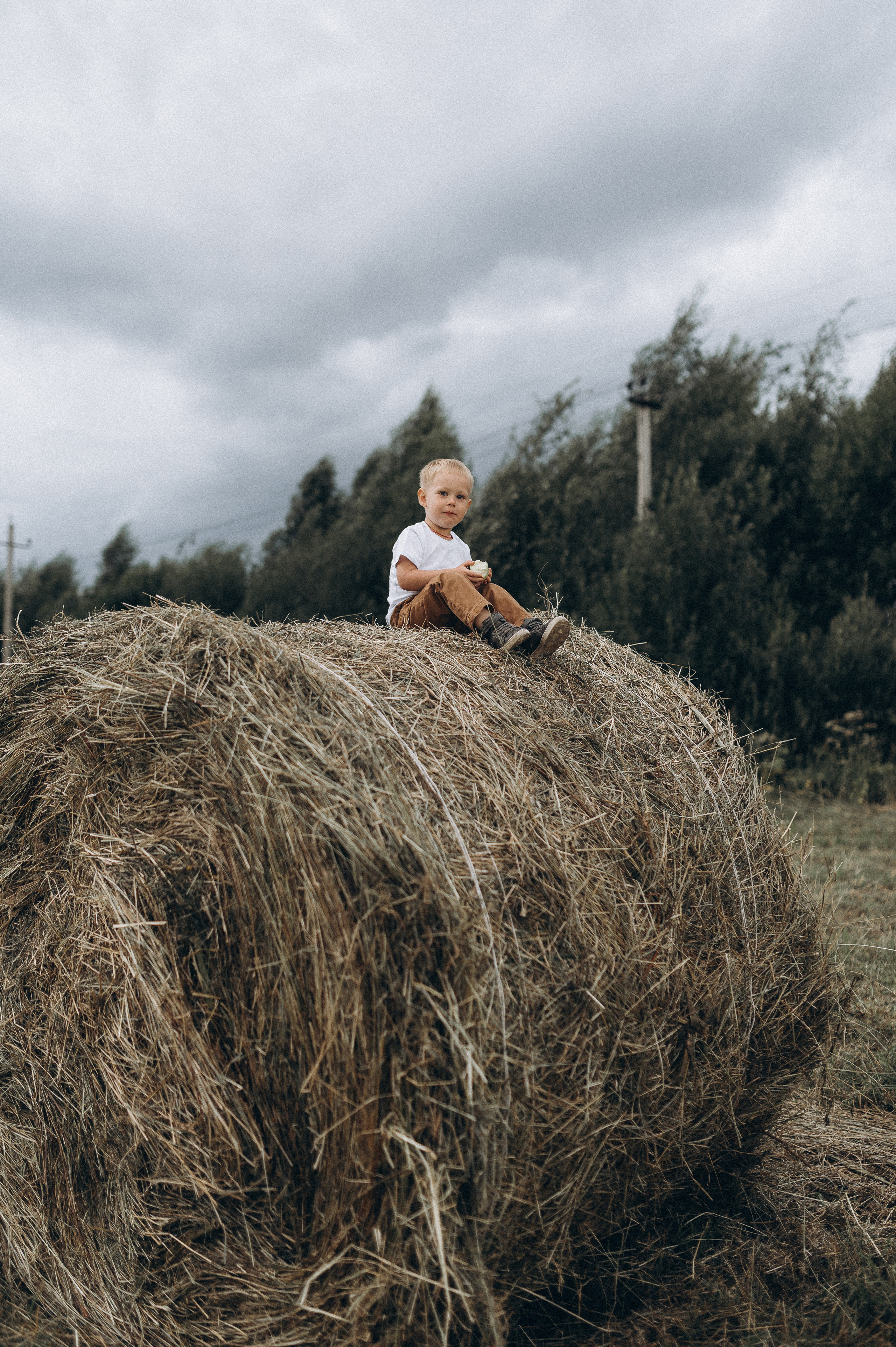 Семейная фотосессия в поле со стогами сена. Фотограф ПИТЕР СПБ Надежда Баранова