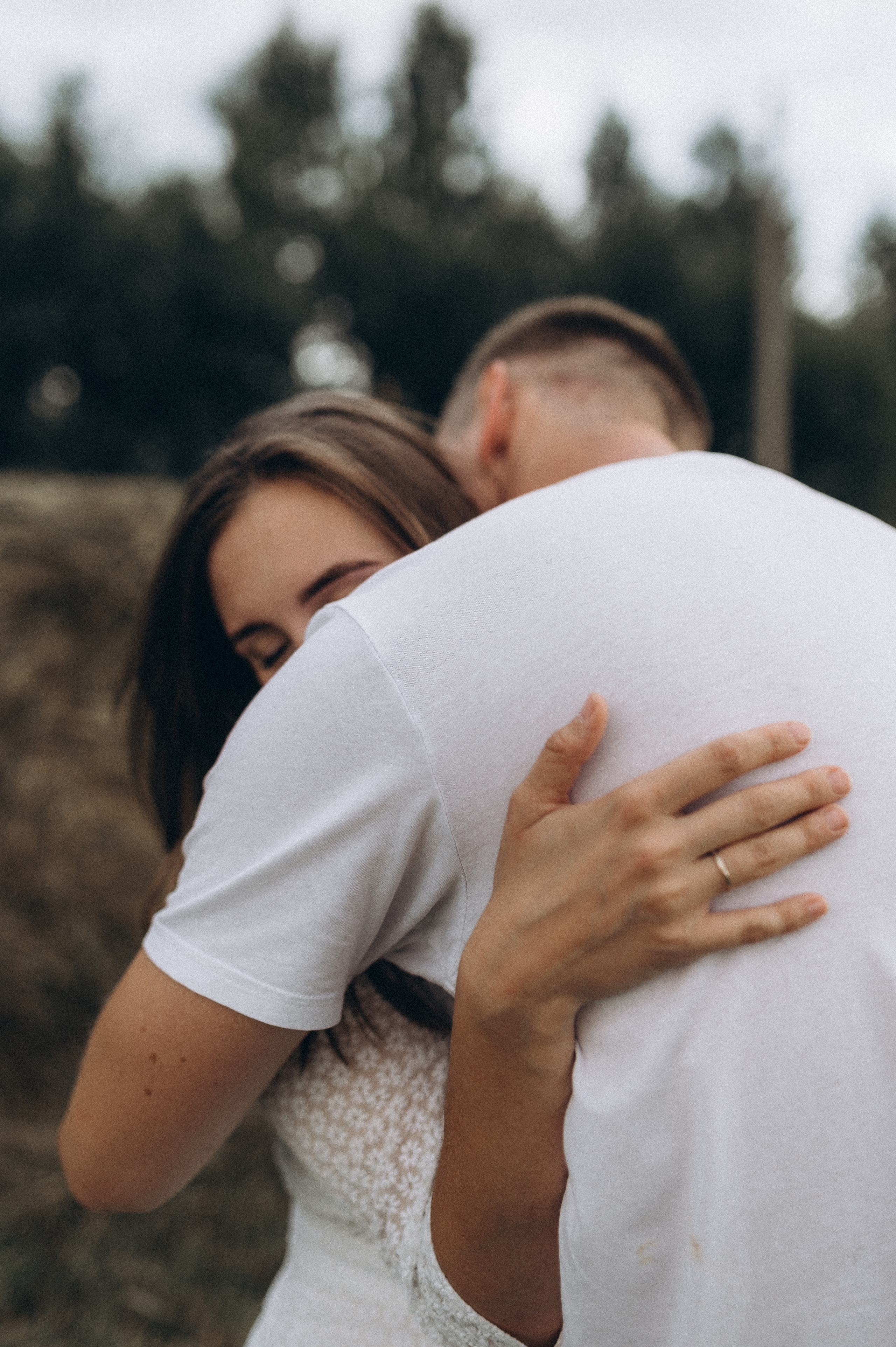 Семейная фотосессия в поле со стогами сена. Фотограф ПИТЕР СПБ Надежда Баранова