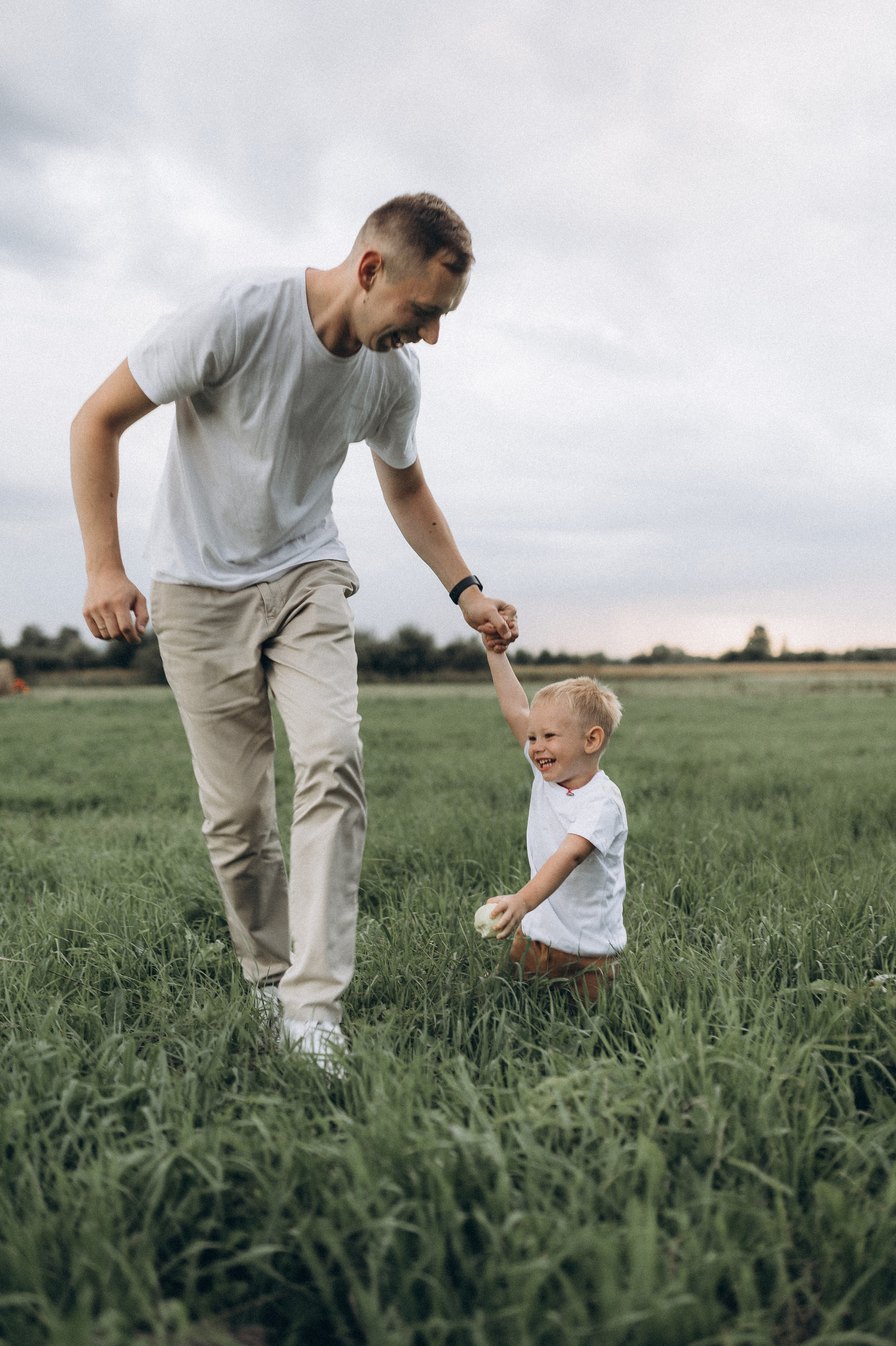Семейная фотосессия в поле со стогами сена. Фотограф ПИТЕР СПБ Надежда Баранова