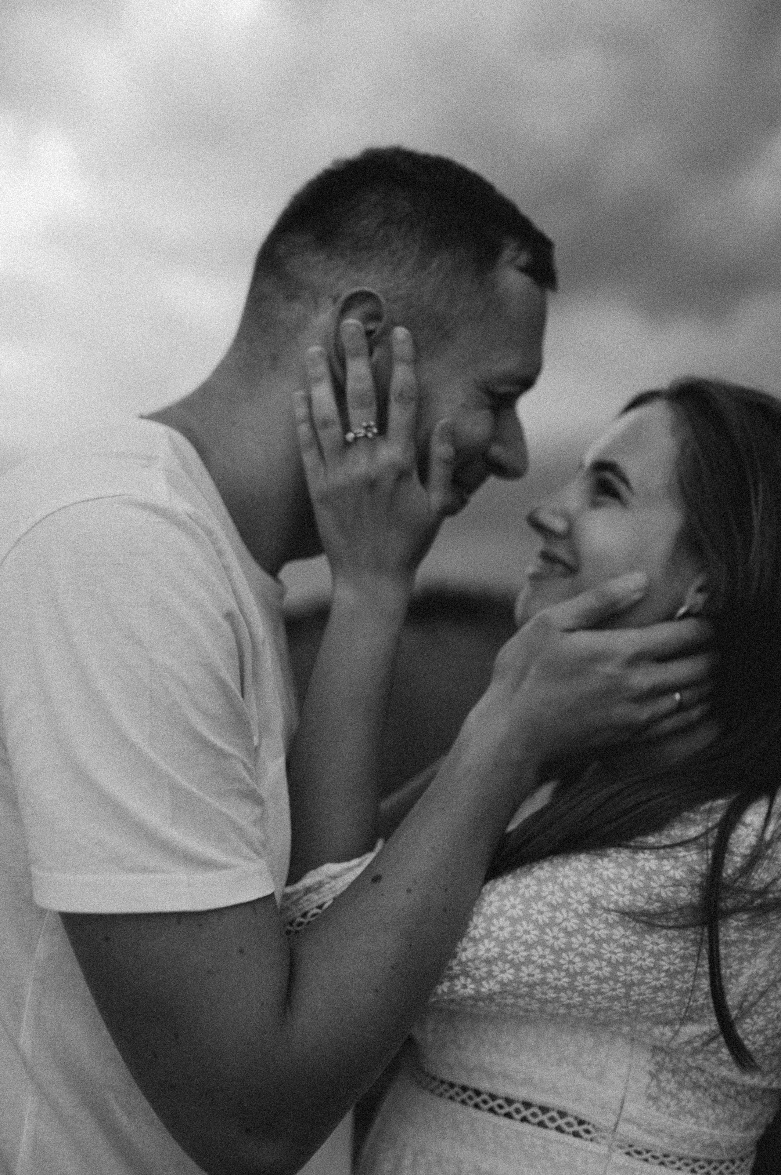 Семейная фотосессия в поле со стогами сена. Фотограф ПИТЕР СПБ Надежда Баранова