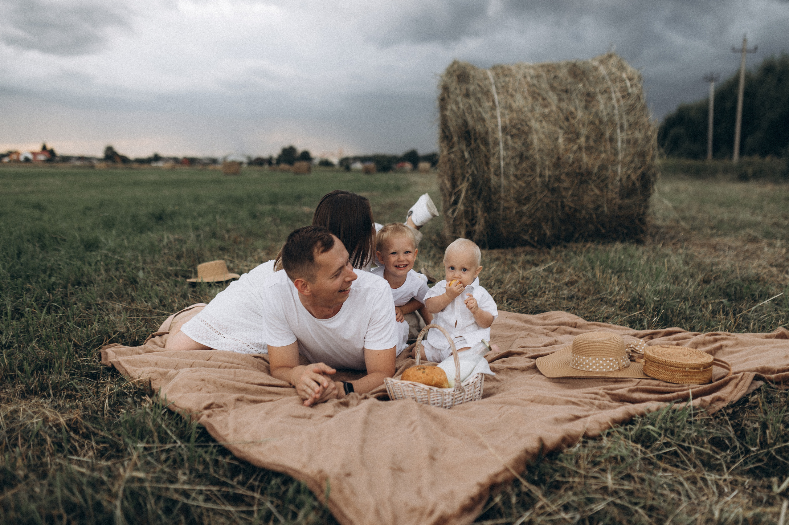 Семейная фотосессия в поле со стогами сена. Фотограф ПИТЕР СПБ Надежда Баранова