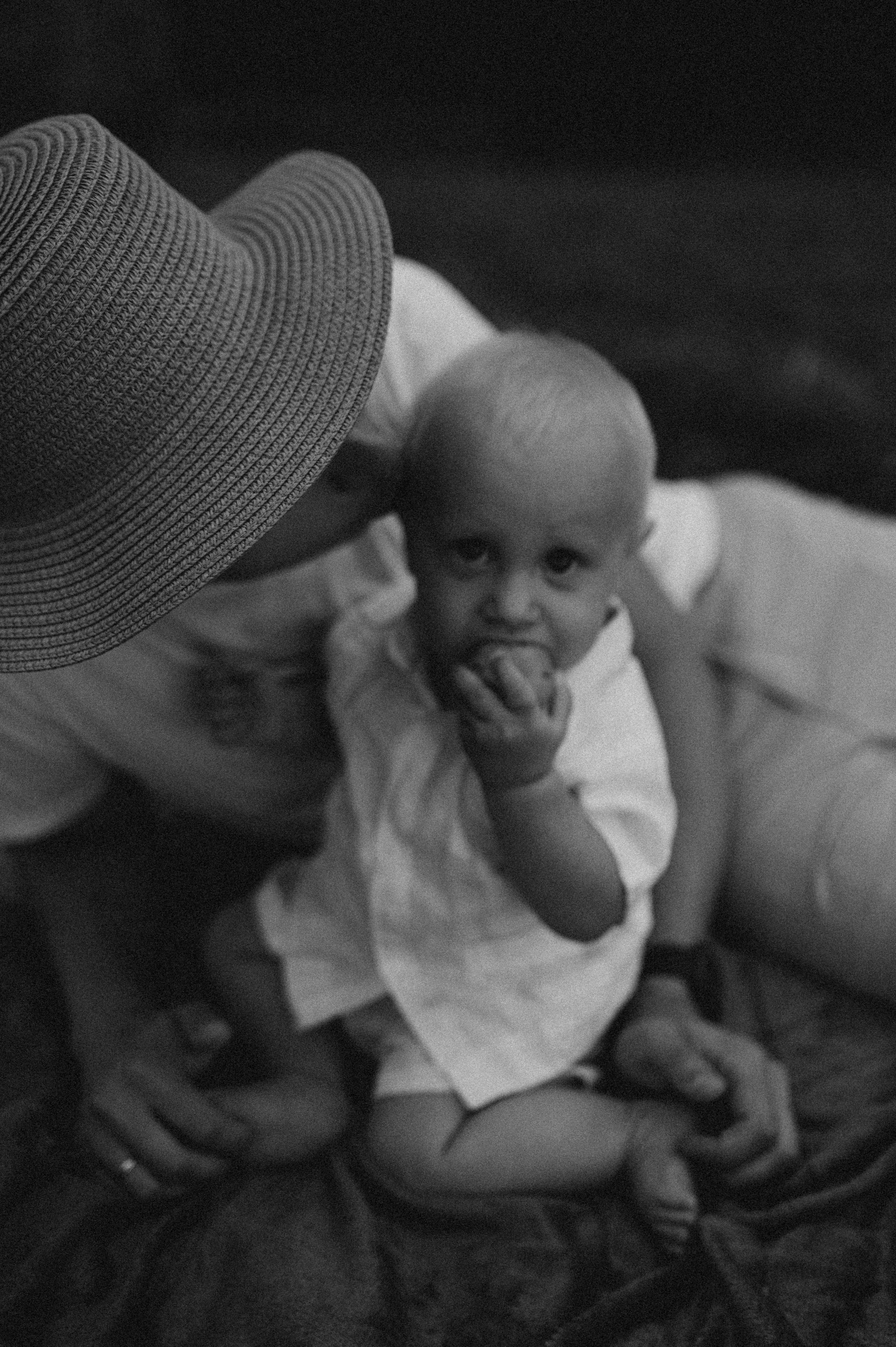 Семейная фотосессия в поле со стогами сена. Фотограф ПИТЕР СПБ Надежда Баранова