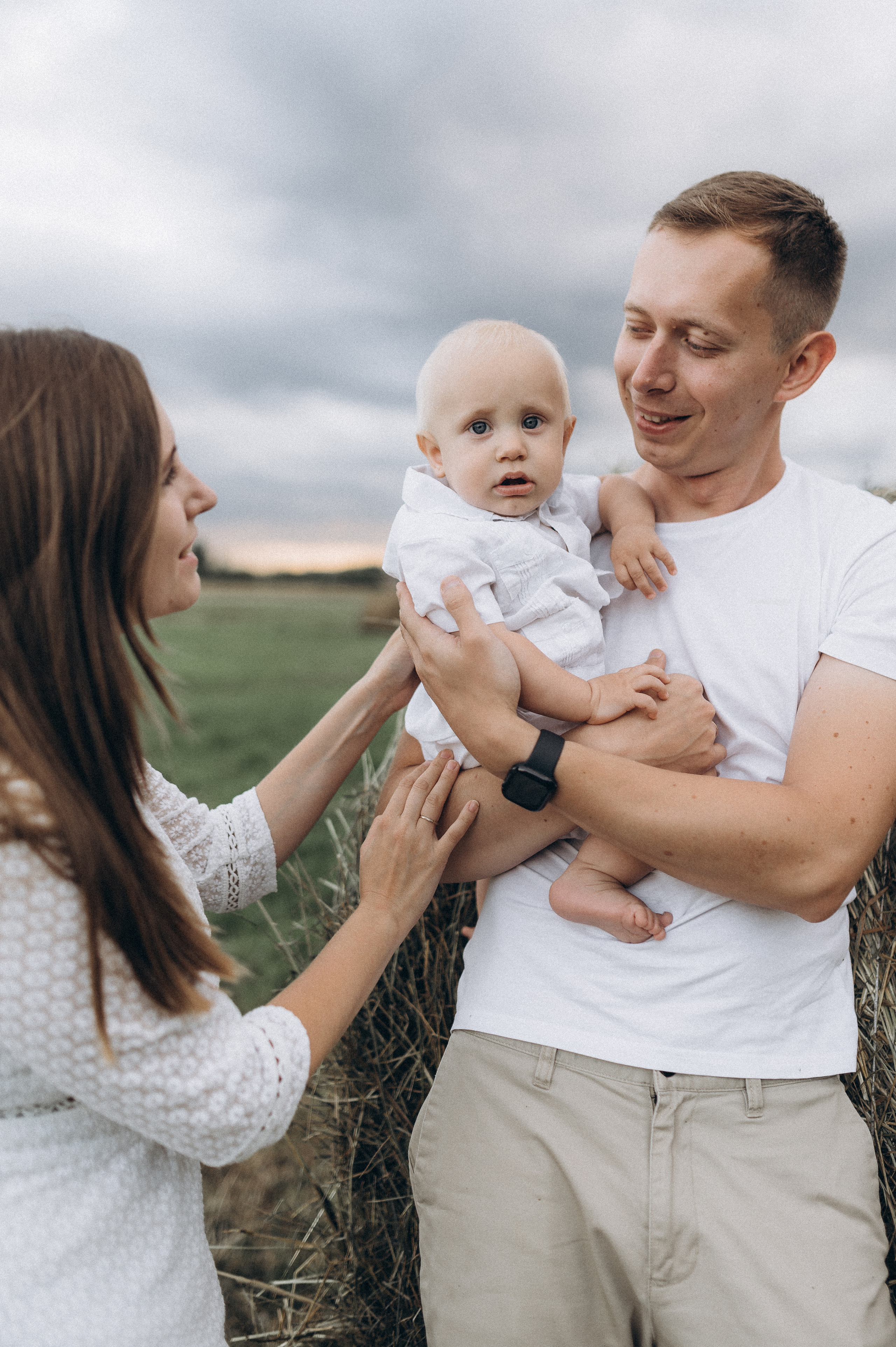 Семейная фотосессия в поле со стогами сена. Фотограф ПИТЕР СПБ Надежда Баранова