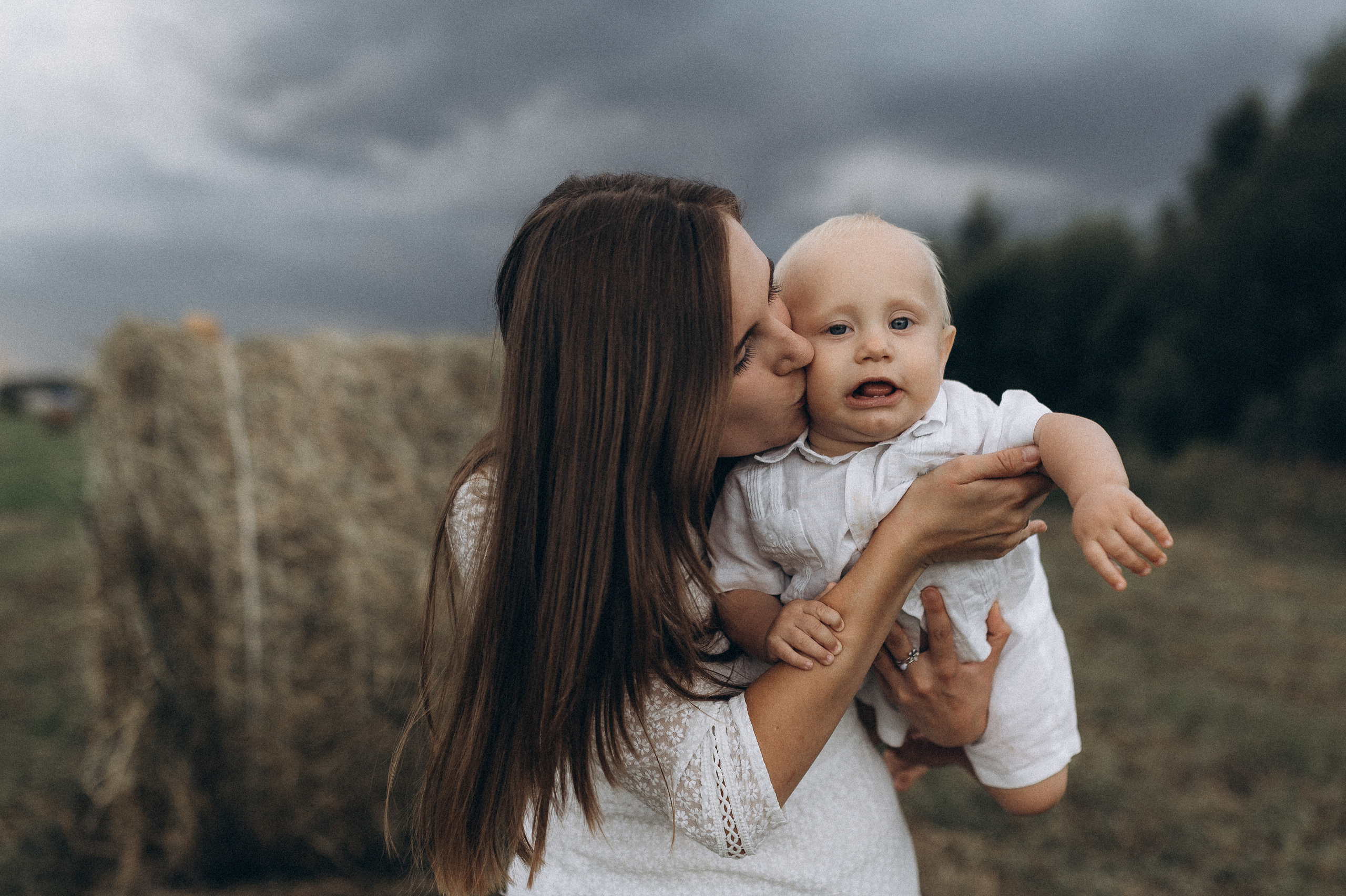 Семейная фотосессия в поле со стогами сена. Фотограф ПИТЕР СПБ Надежда Баранова