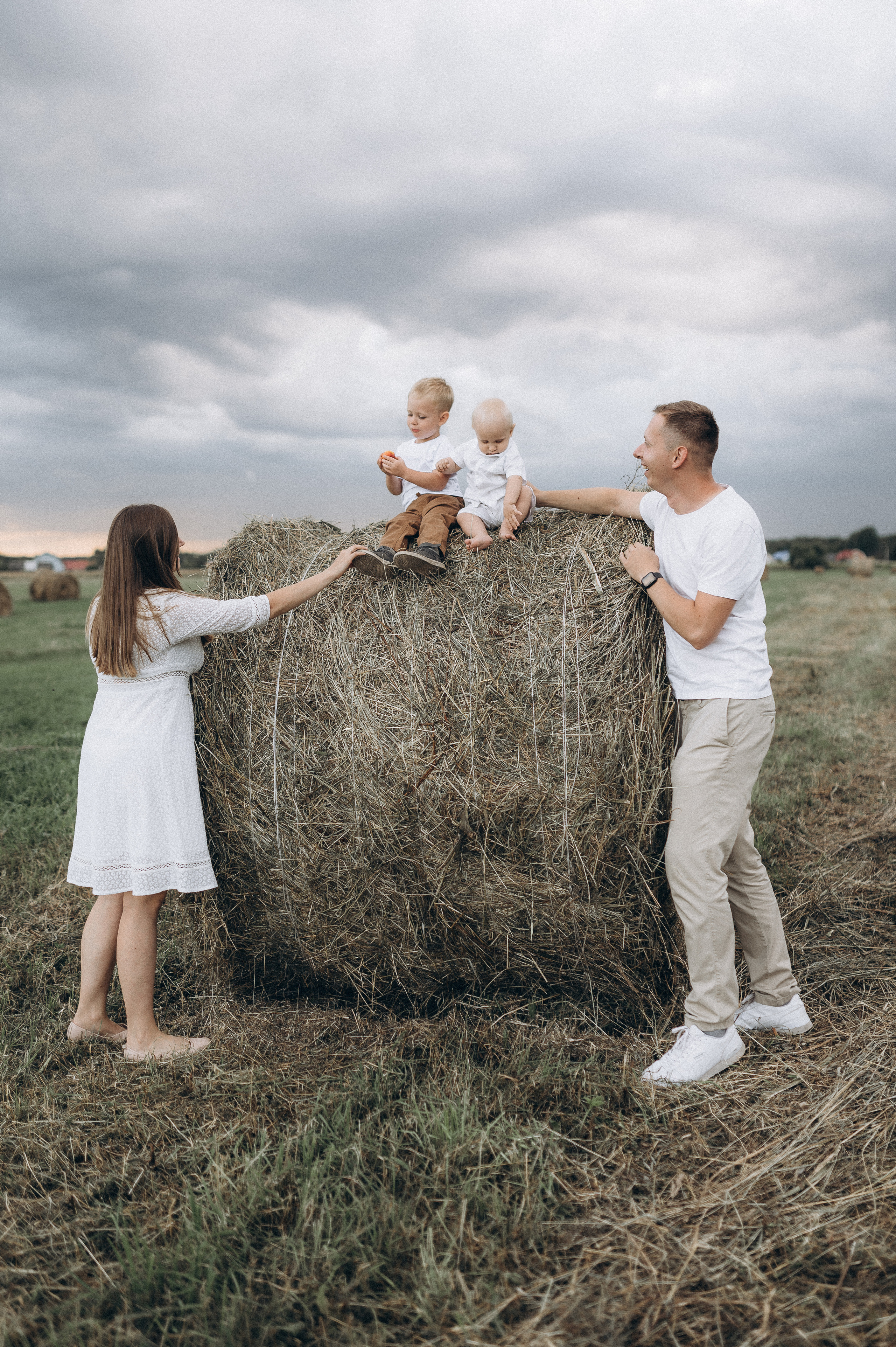 Семейная фотосессия в поле со стогами сена. Фотограф ПИТЕР СПБ Надежда Баранова