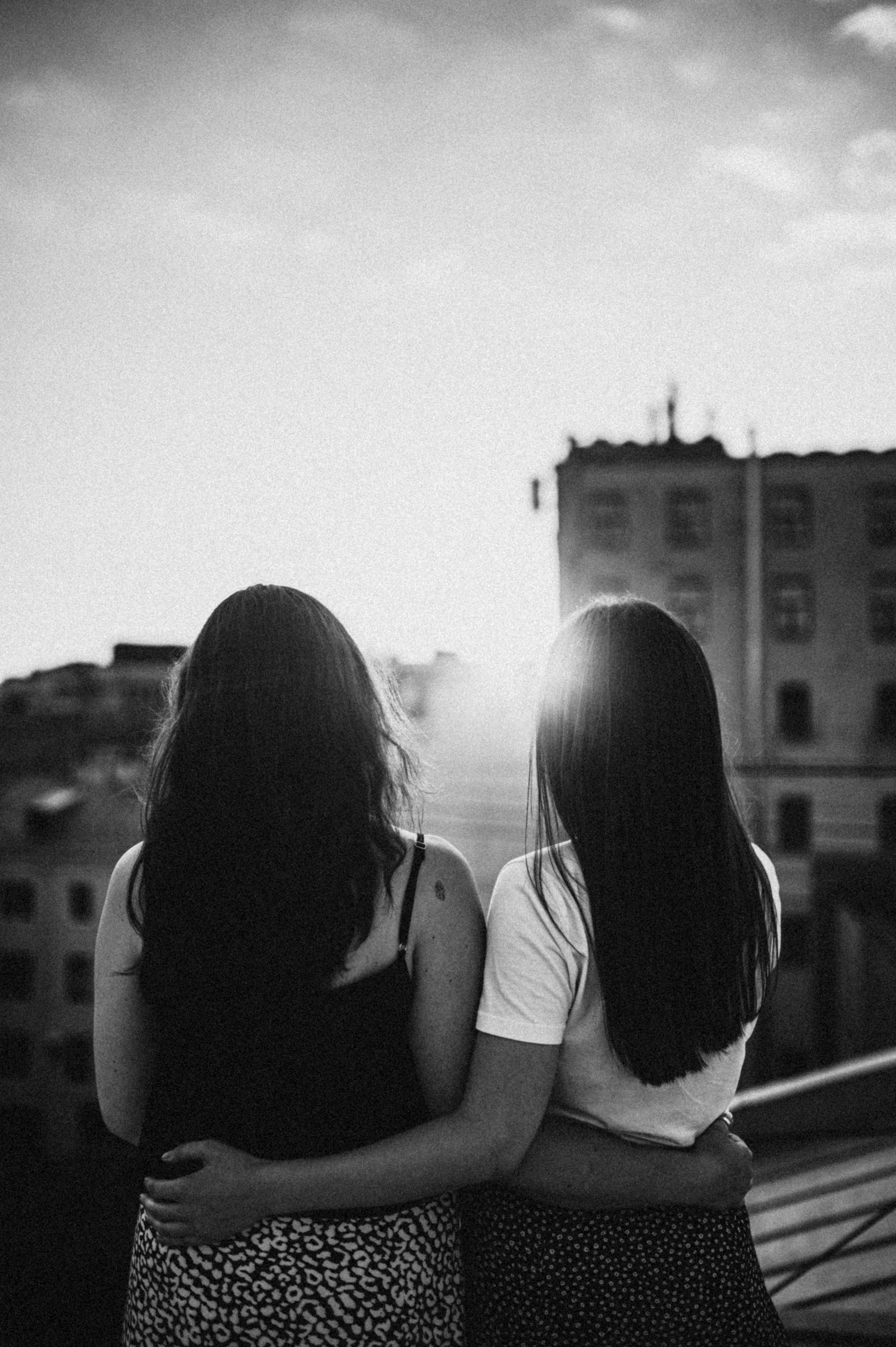 Две подруги крыша СПБ (Таня+Таня). Фотограф ПИТЕР СПБ Надежда Баранова