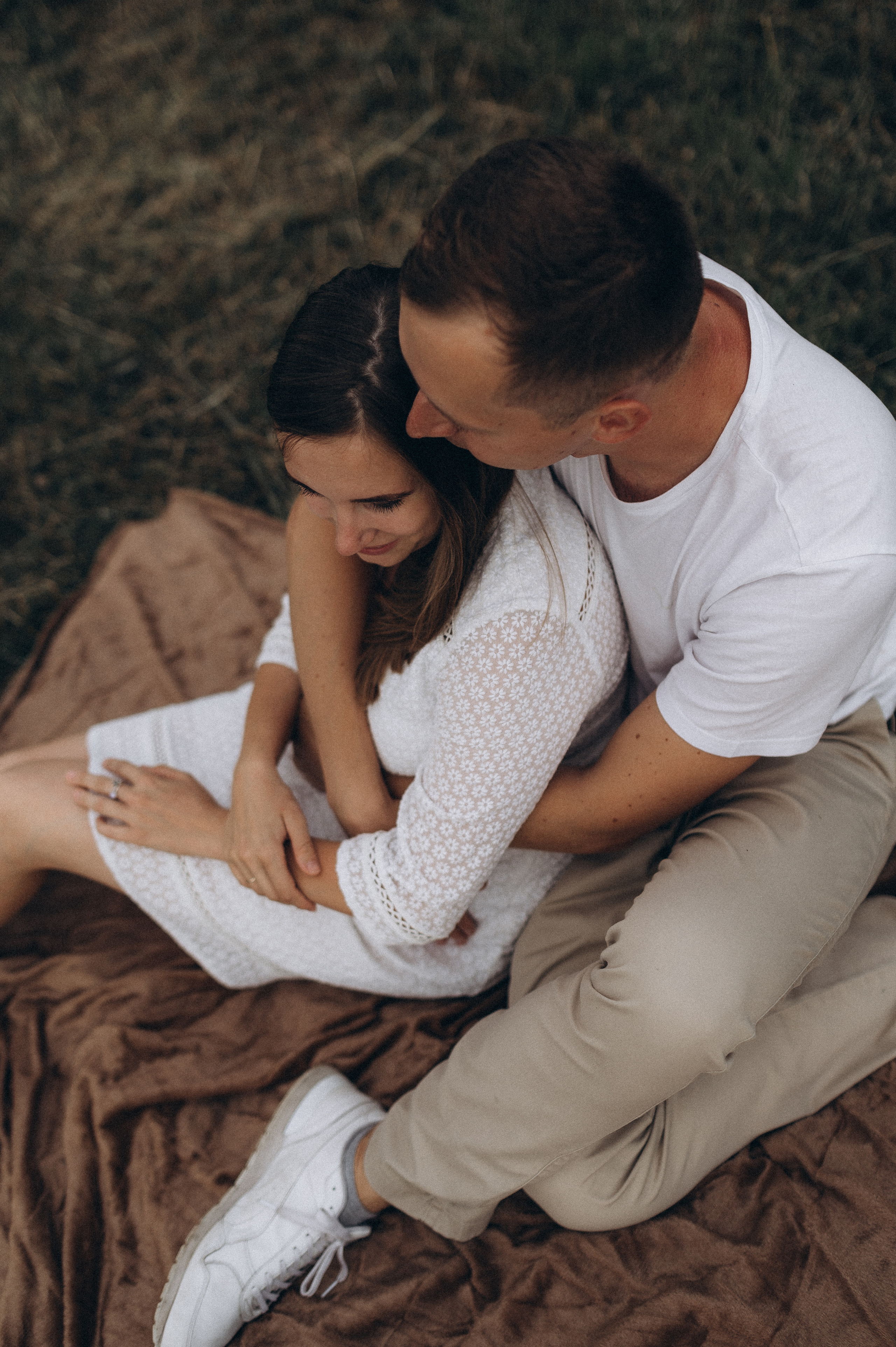 Семейная фотосессия в поле со стогами сена. Фотограф ПИТЕР СПБ Надежда Баранова