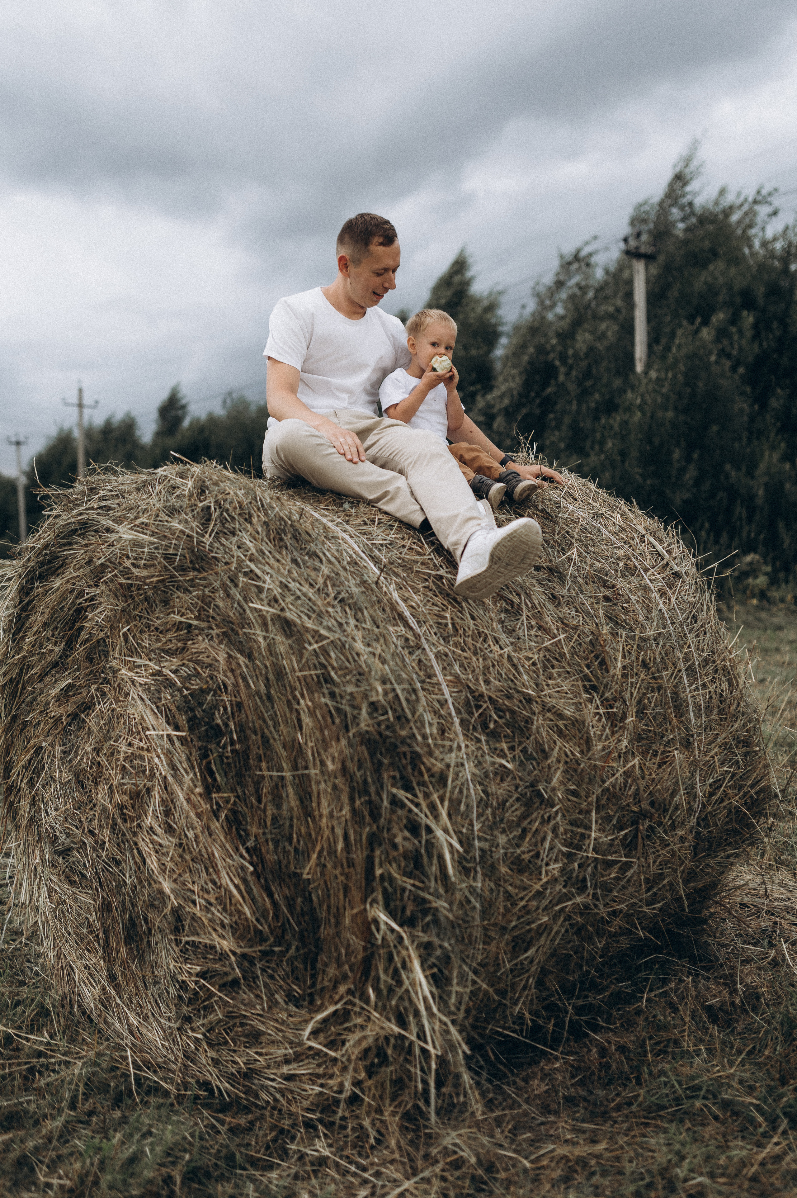 Семейная фотосессия в поле со стогами сена. Фотограф ПИТЕР СПБ Надежда Баранова