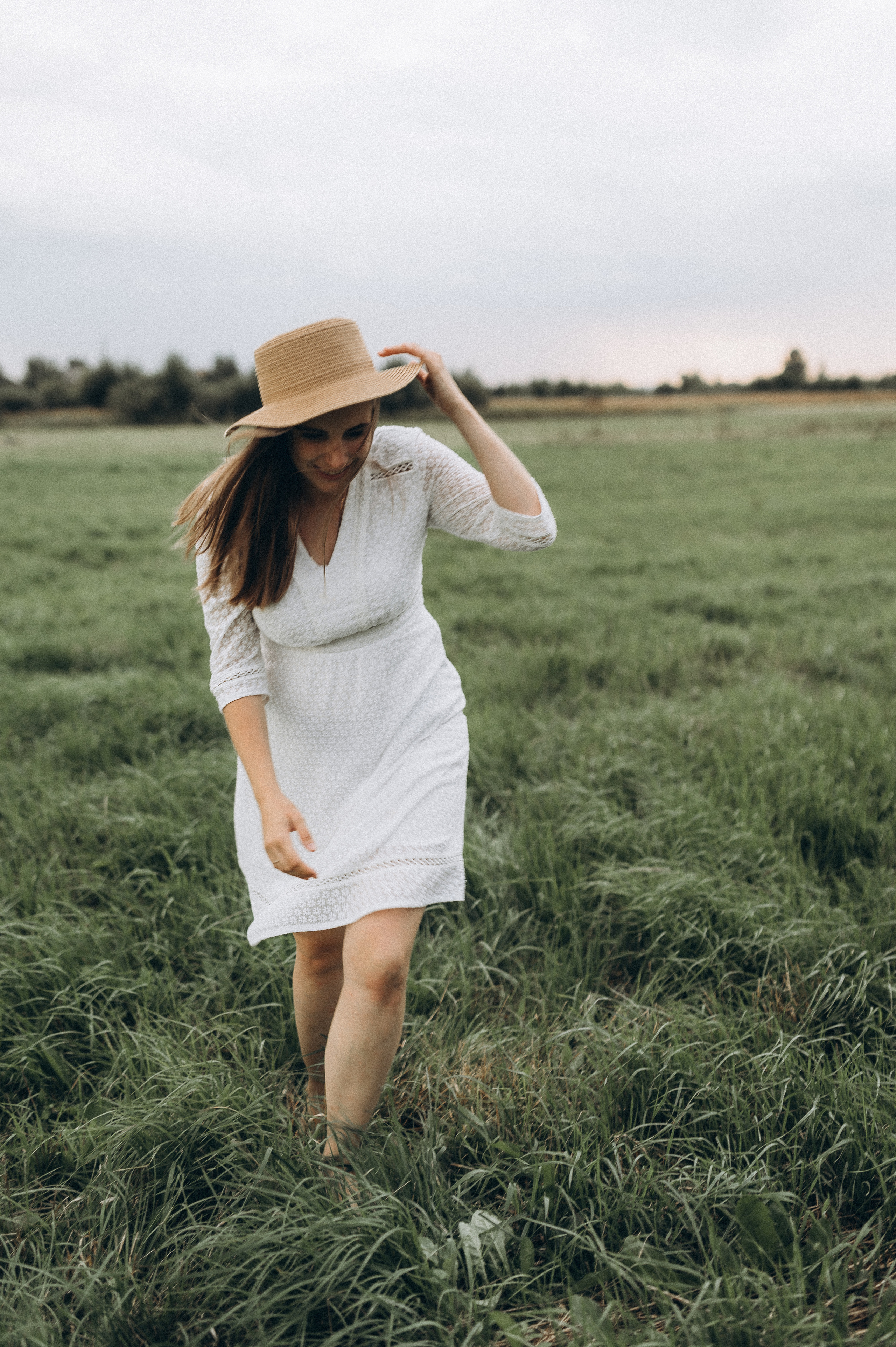 Семейная фотосессия в поле со стогами сена. Фотограф ПИТЕР СПБ Надежда Баранова