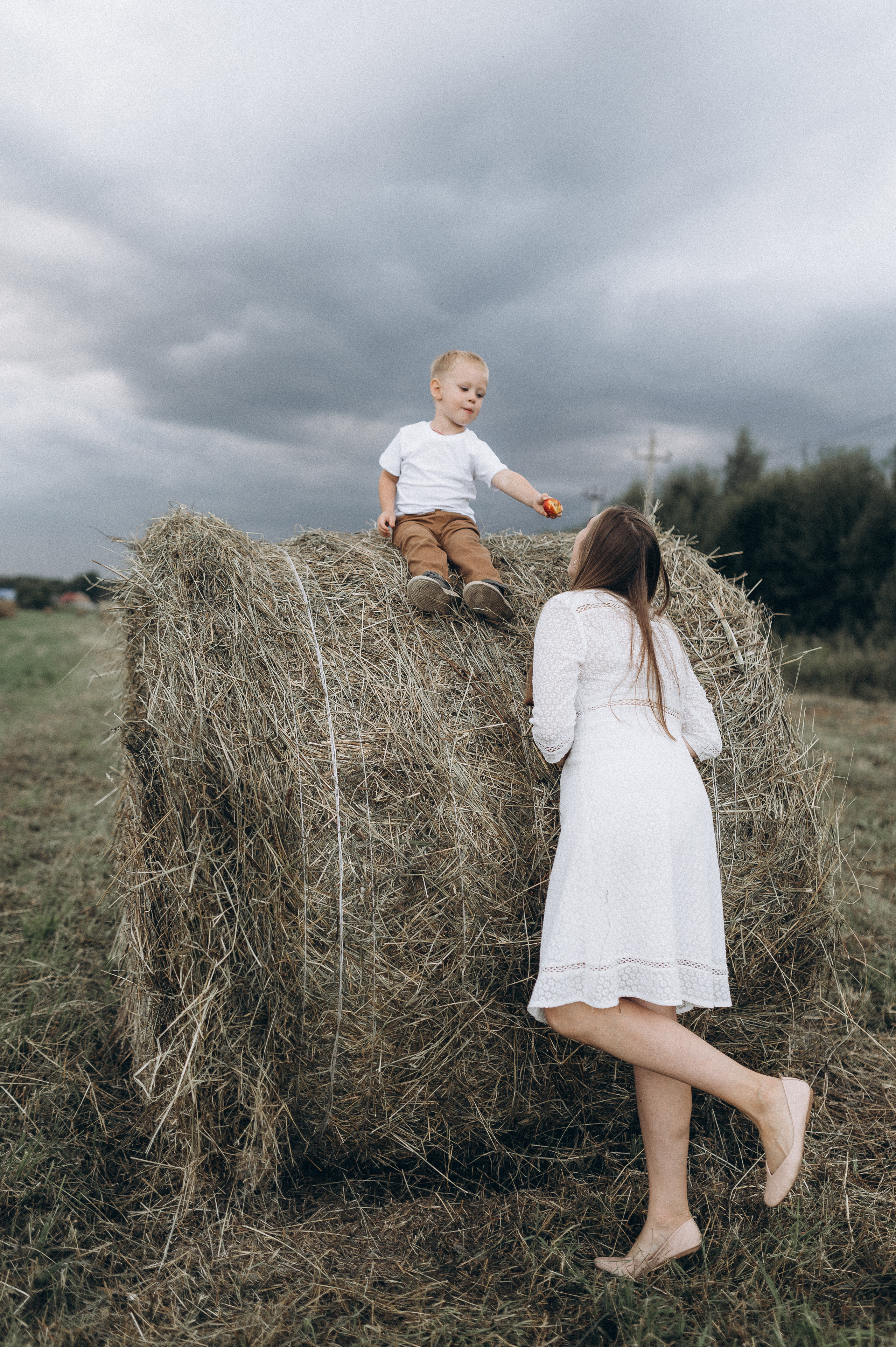 Семейная фотосессия в поле со стогами сена. Фотограф ПИТЕР СПБ Надежда Баранова