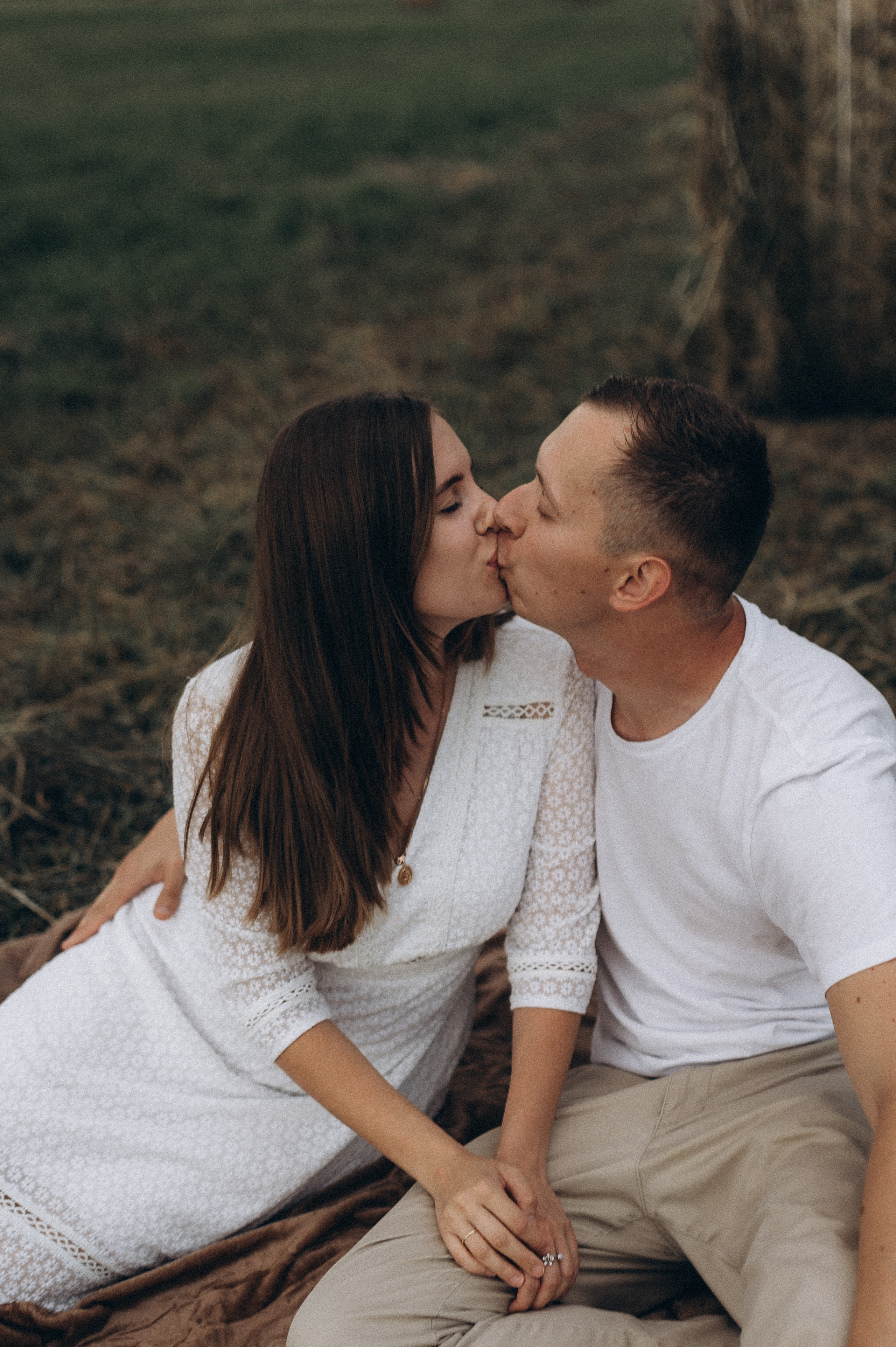 Семейная фотосессия в поле со стогами сена. Фотограф ПИТЕР СПБ Надежда Баранова