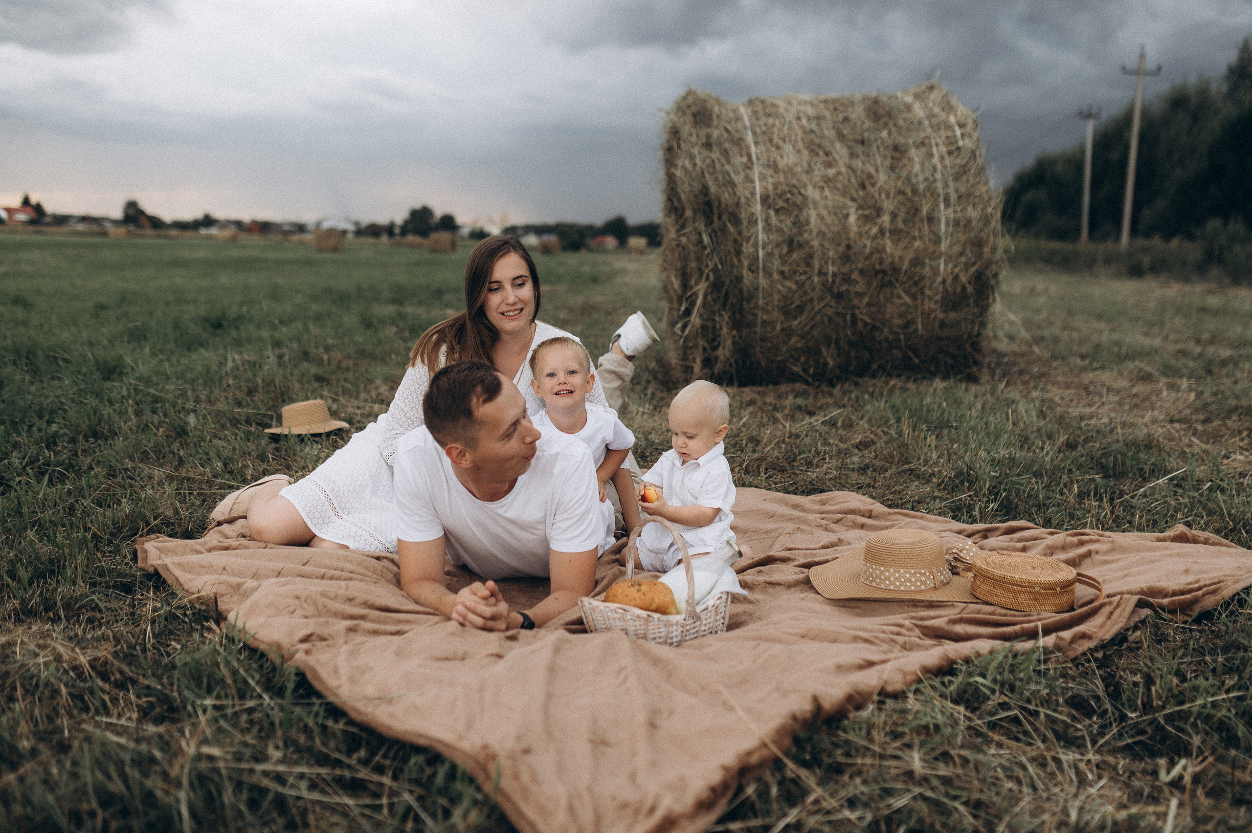 Семейная фотосессия в поле со стогами сена. Фотограф ПИТЕР СПБ Надежда Баранова