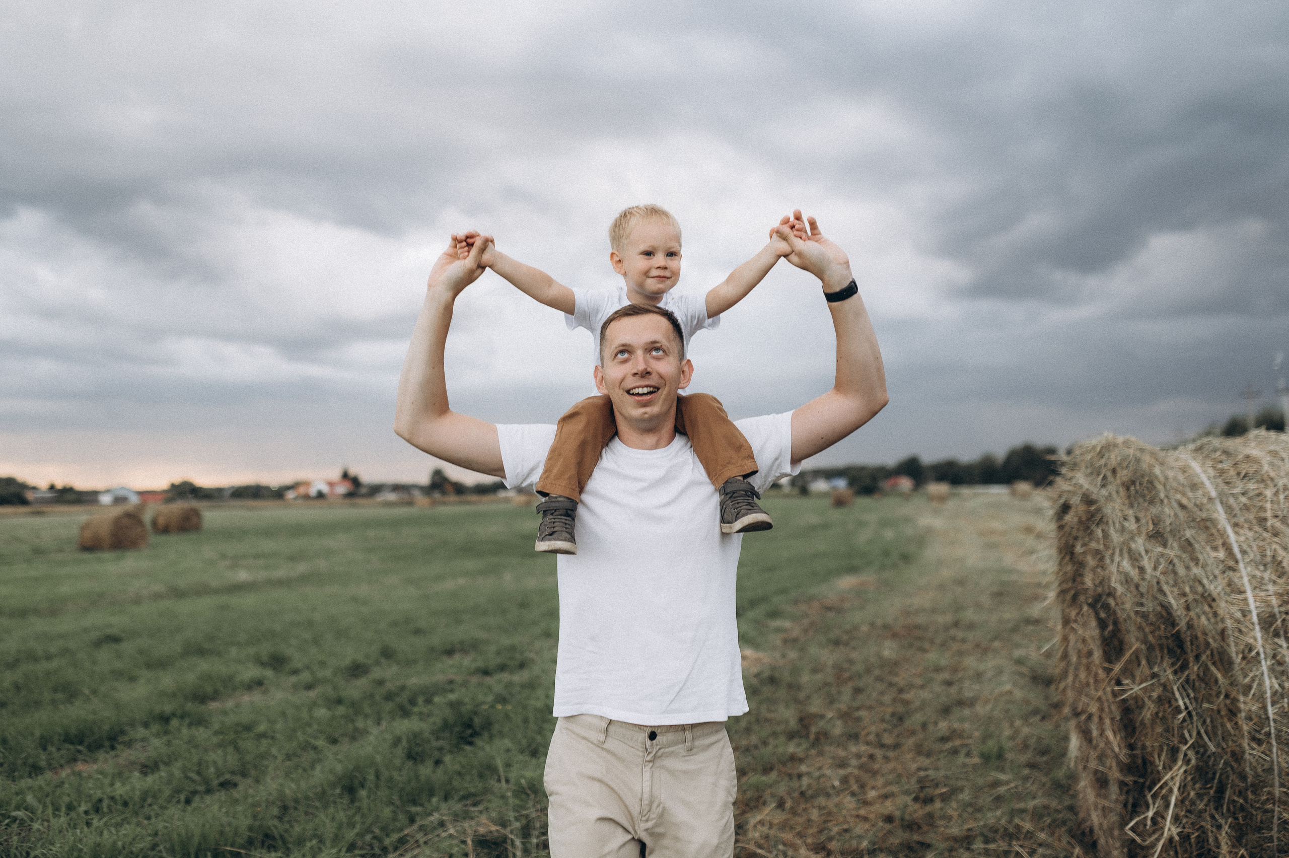 Семейная фотосессия в поле со стогами сена. Фотограф ПИТЕР СПБ Надежда Баранова