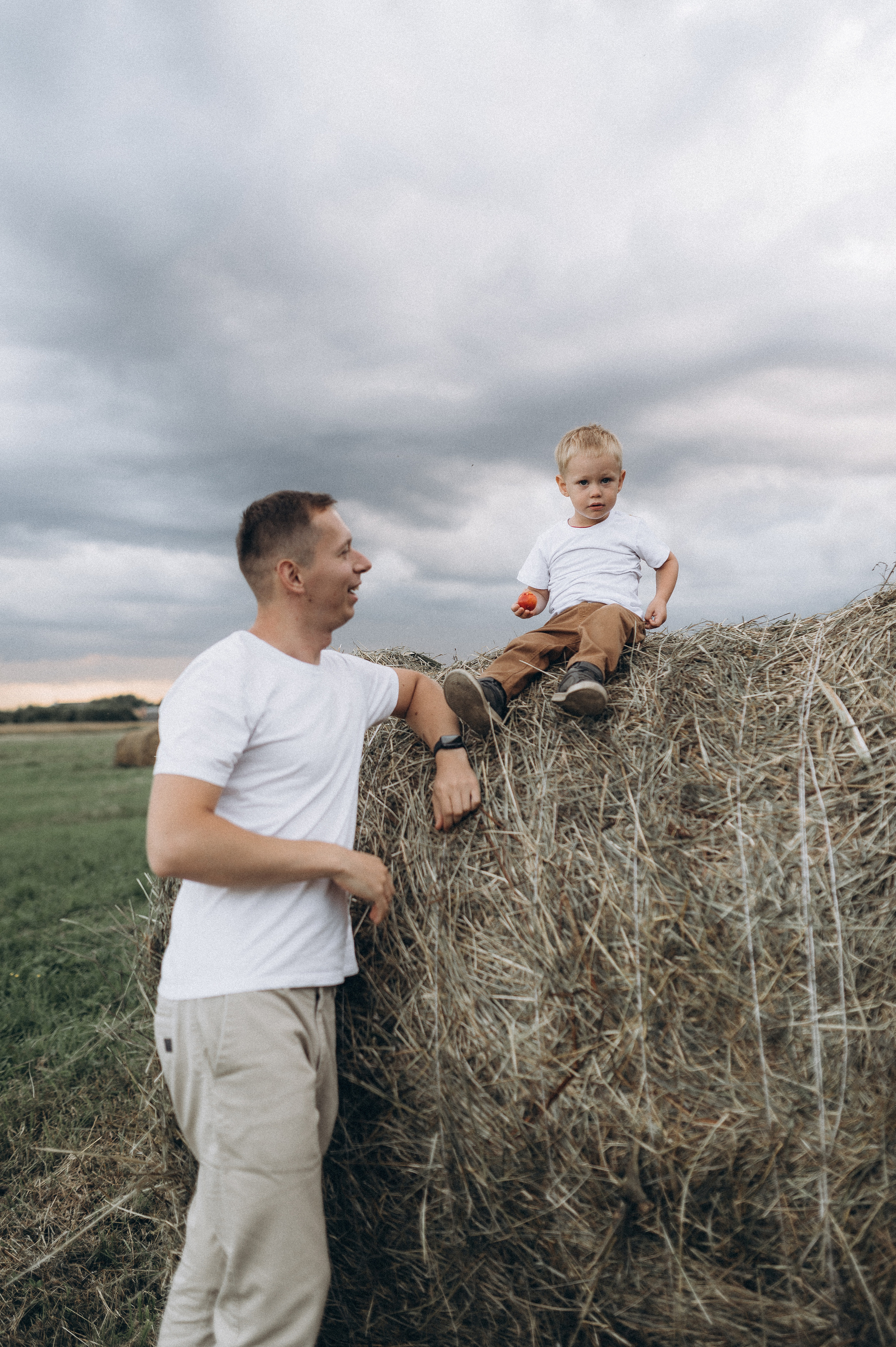 Семейная фотосессия в поле со стогами сена. Фотограф ПИТЕР СПБ Надежда Баранова