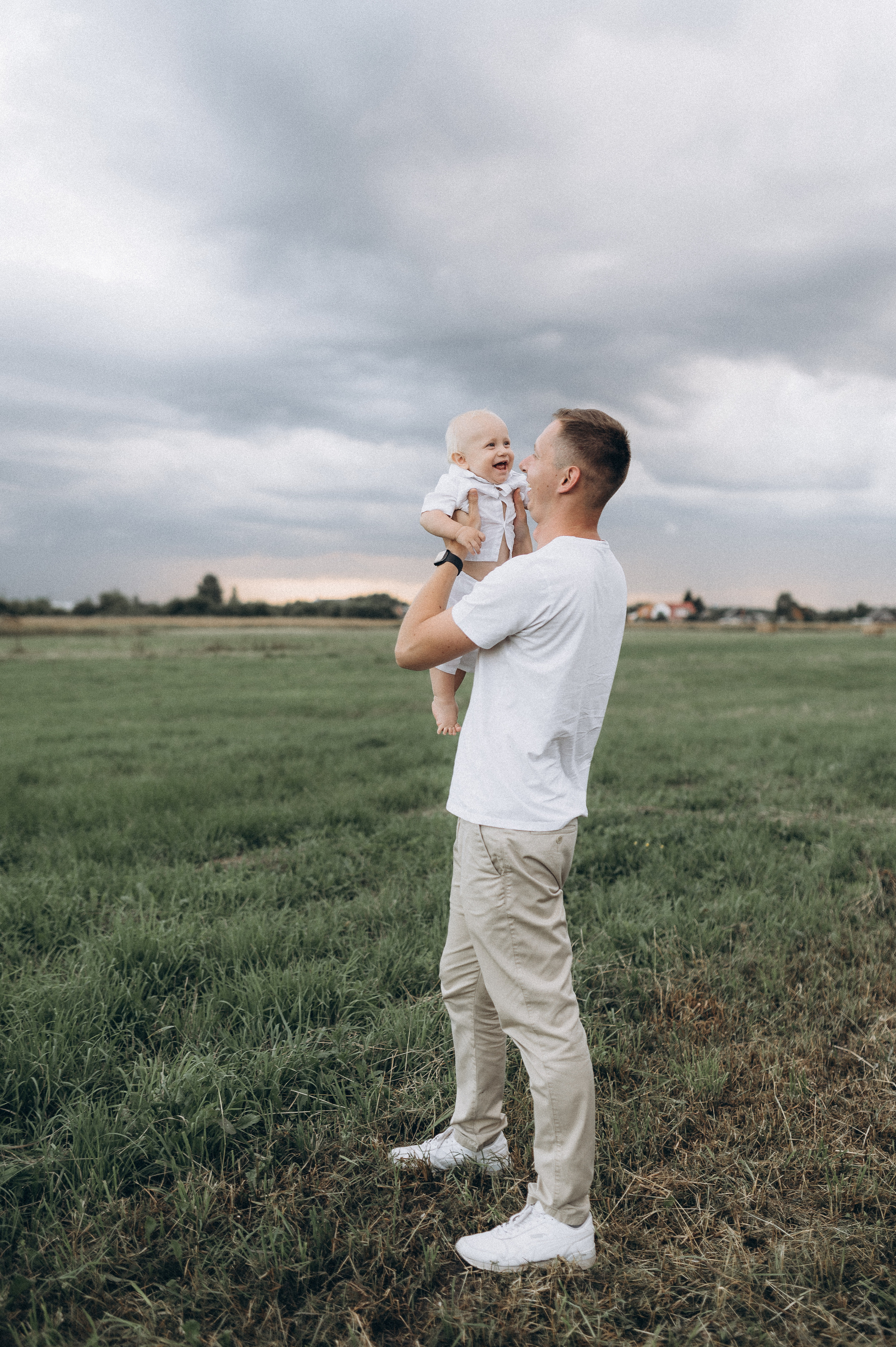 Семейная фотосессия в поле со стогами сена. Фотограф ПИТЕР СПБ Надежда Баранова