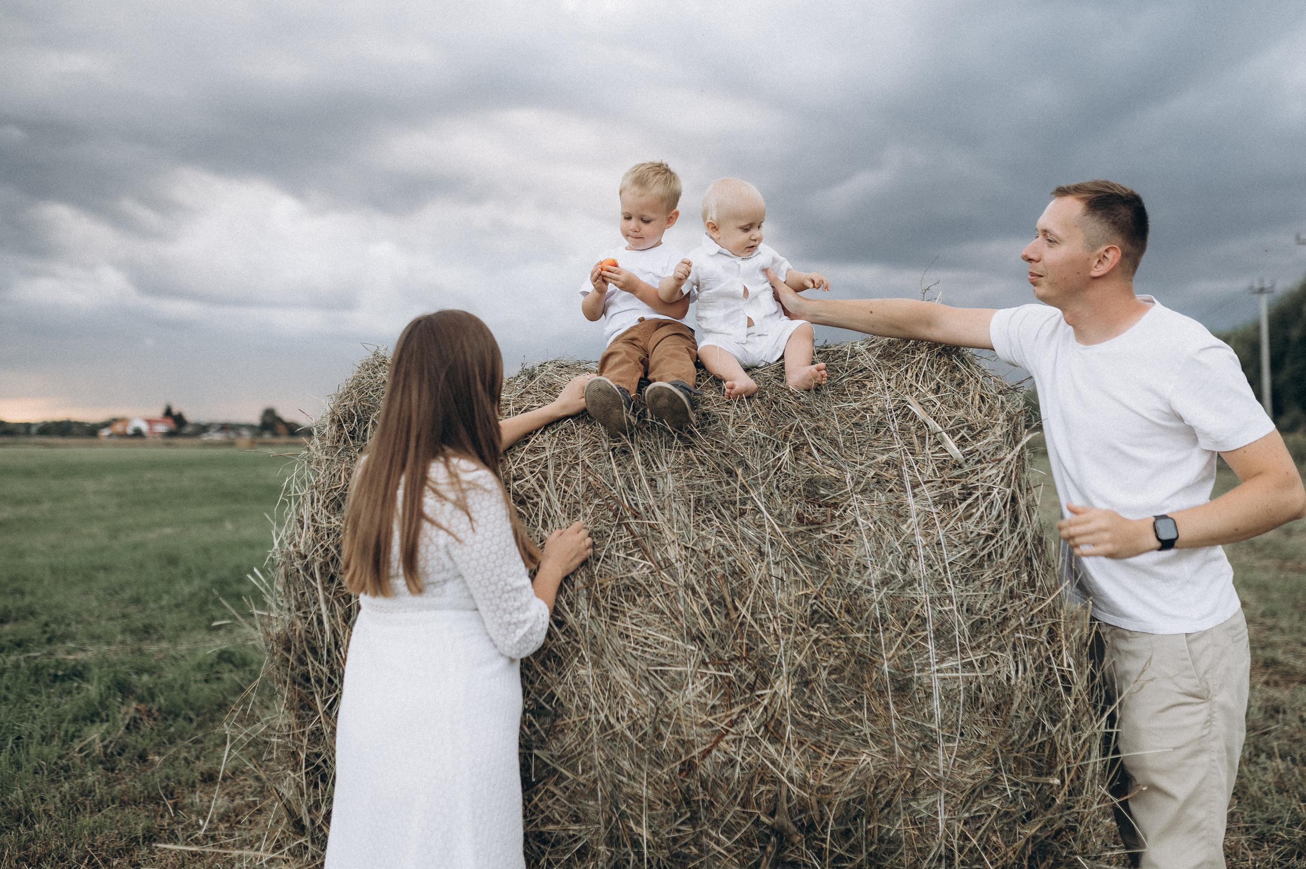 Семейная фотосессия в поле со стогами сена. Фотограф ПИТЕР СПБ Надежда Баранова