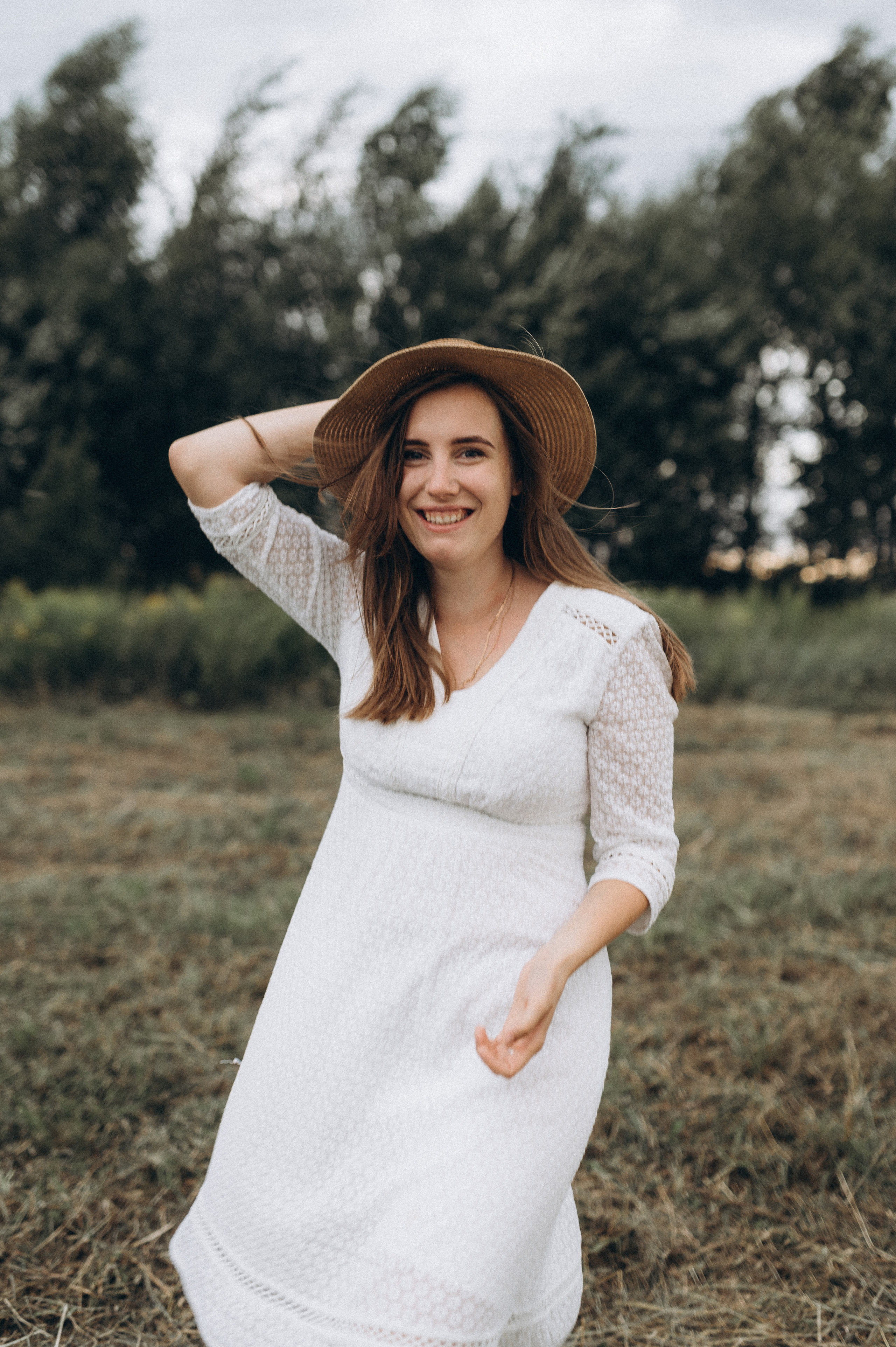 Семейная фотосессия в поле со стогами сена. Фотограф ПИТЕР СПБ Надежда Баранова