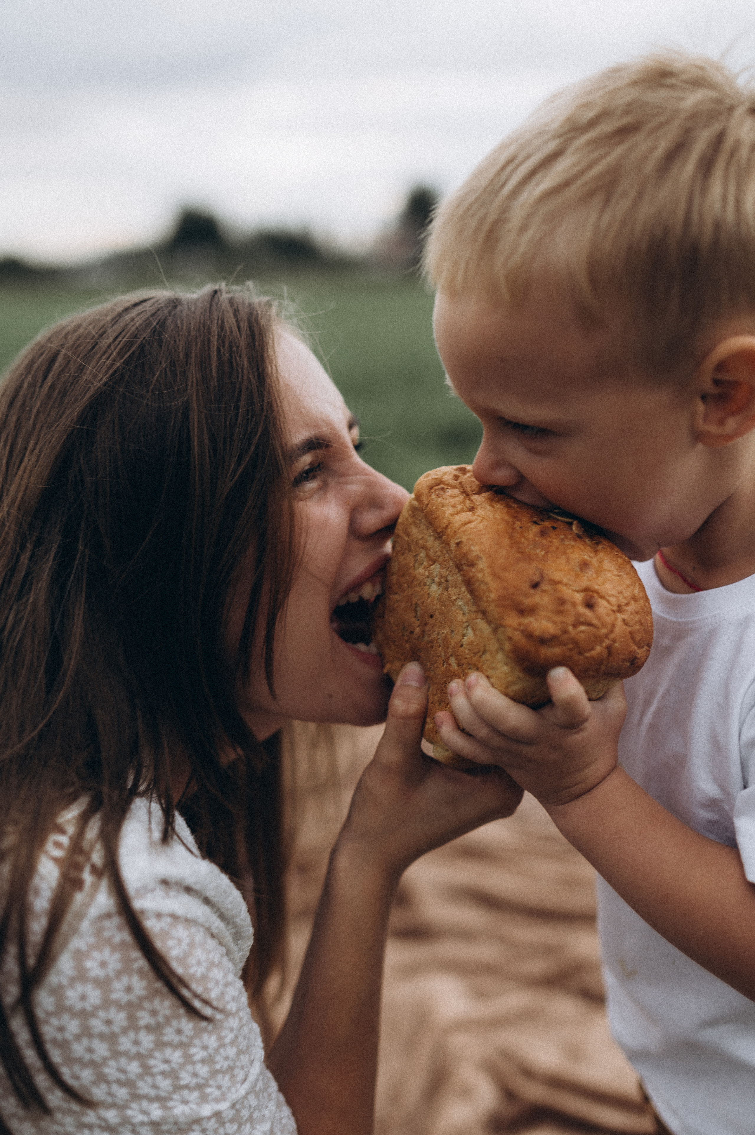 Семейная фотосессия в поле со стогами сена. Фотограф ПИТЕР СПБ Надежда Баранова