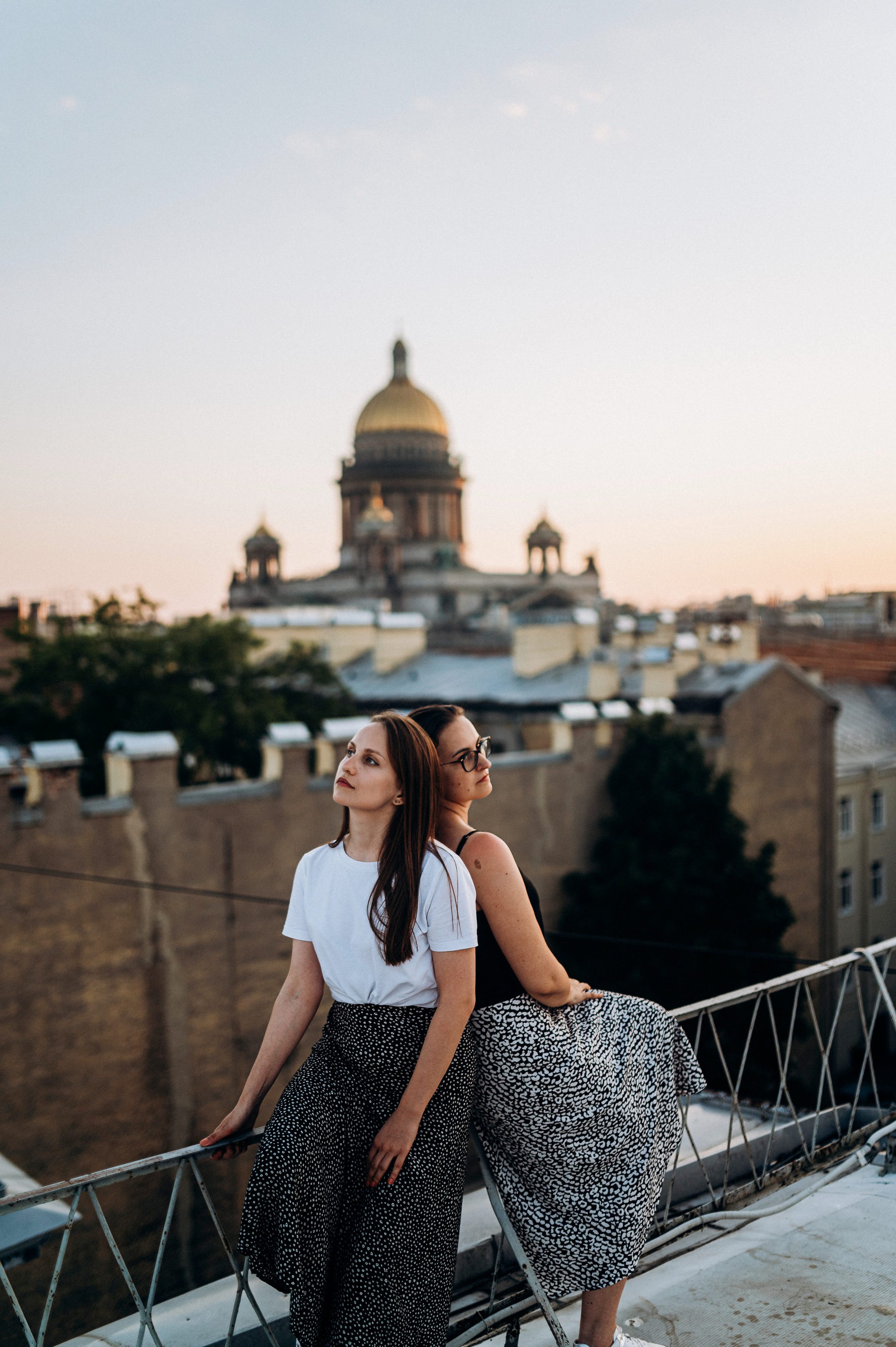 Две подруги крыша СПБ (Таня+Таня). Фотограф ПИТЕР СПБ Надежда Баранова
