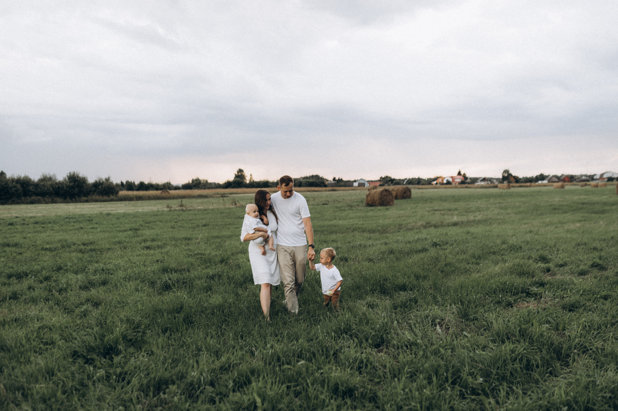 Семейная фотосессия в поле со стогами сена. Фотограф ПИТЕР СПБ Надежда Баранова