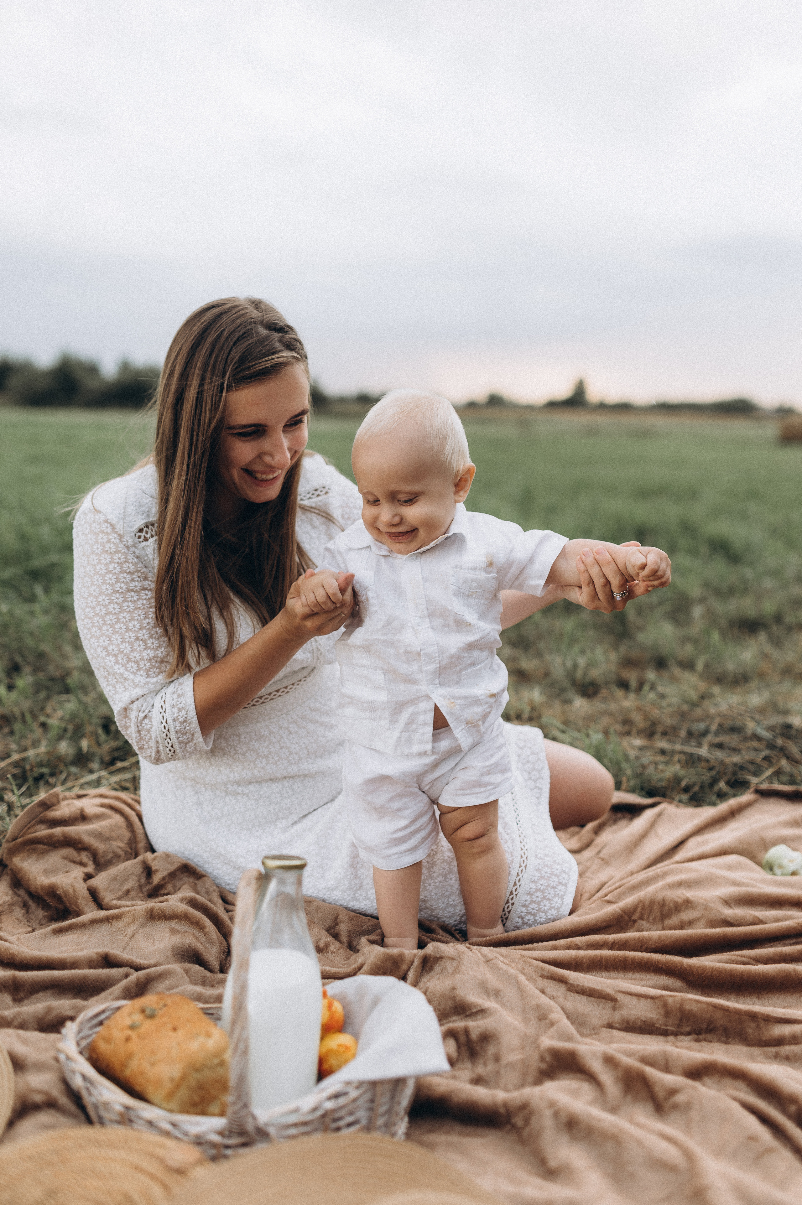 Семейная фотосессия в поле со стогами сена. Фотограф ПИТЕР СПБ Надежда Баранова