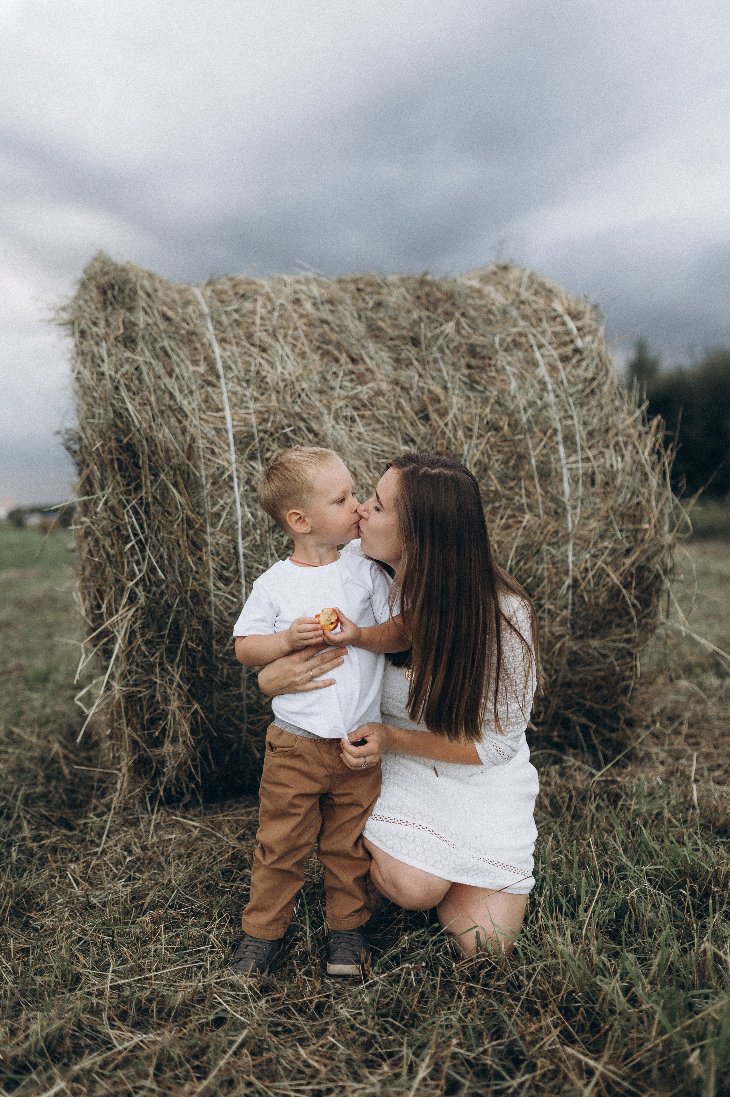 Семейная фотосессия в поле со стогами сена. Фотограф ПИТЕР СПБ Надежда Баранова