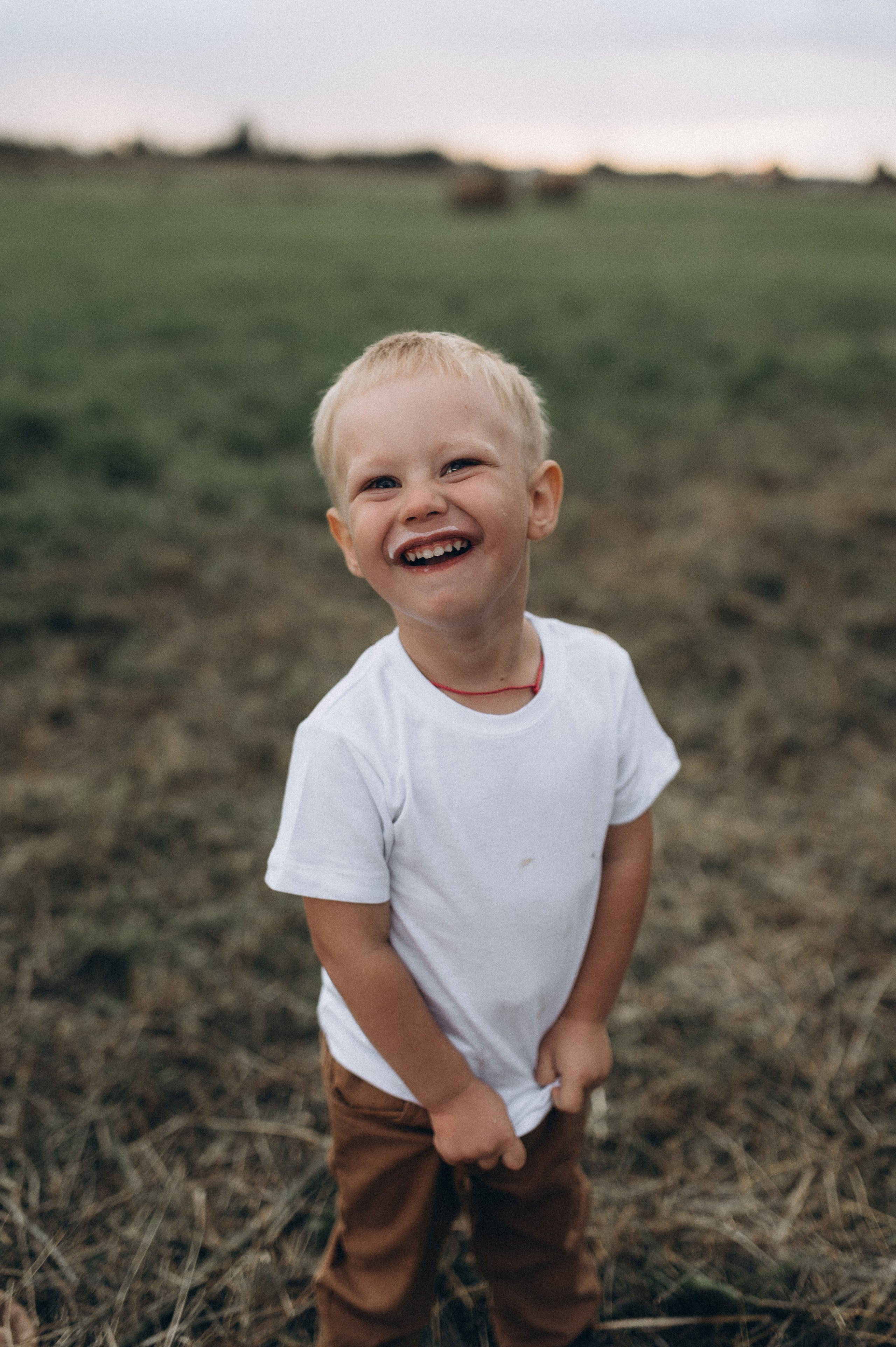 Семейная фотосессия в поле со стогами сена. Фотограф ПИТЕР СПБ Надежда Баранова