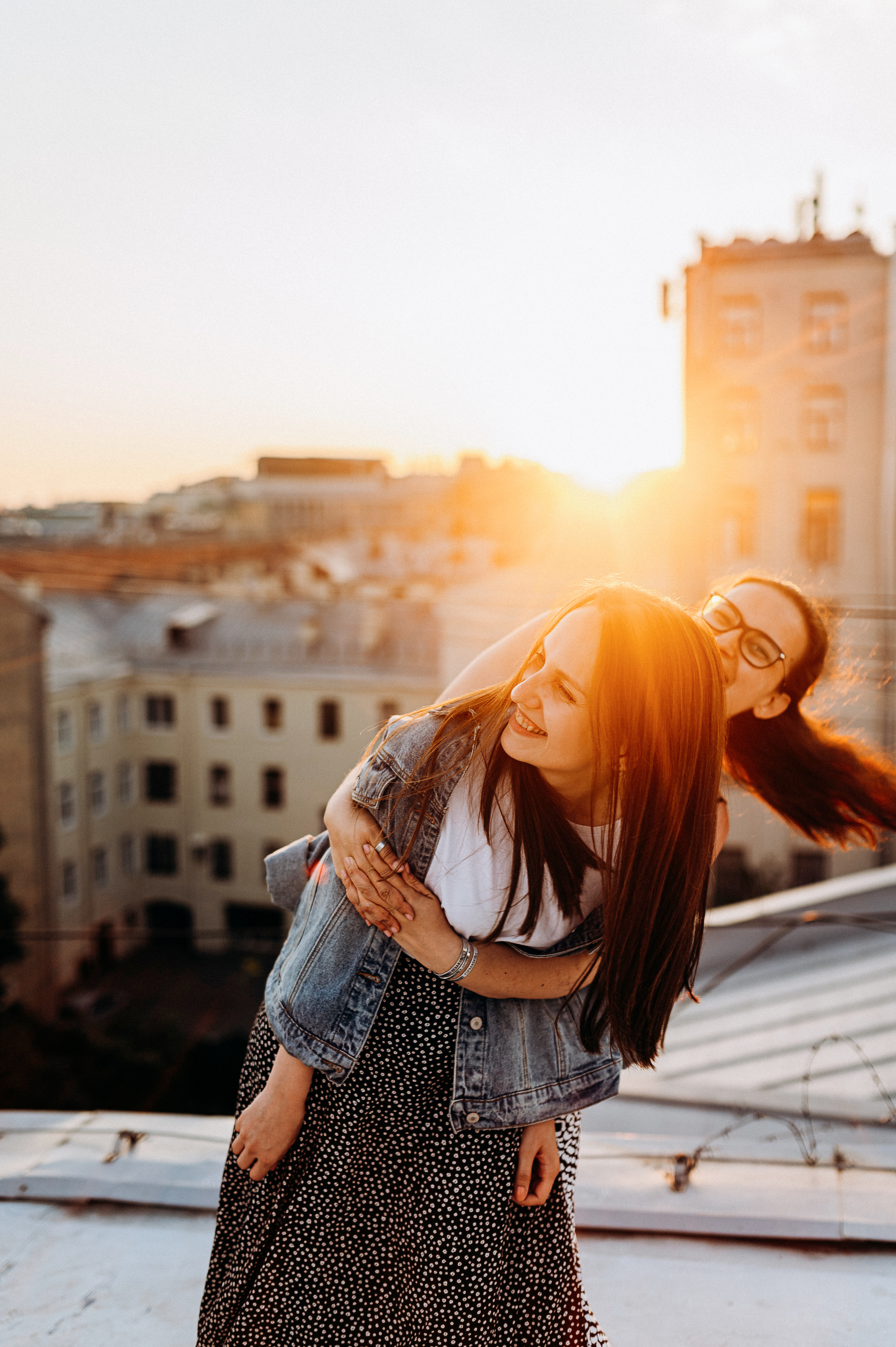 Две подруги крыша СПБ (Таня+Таня). Фотограф ПИТЕР СПБ Надежда Баранова