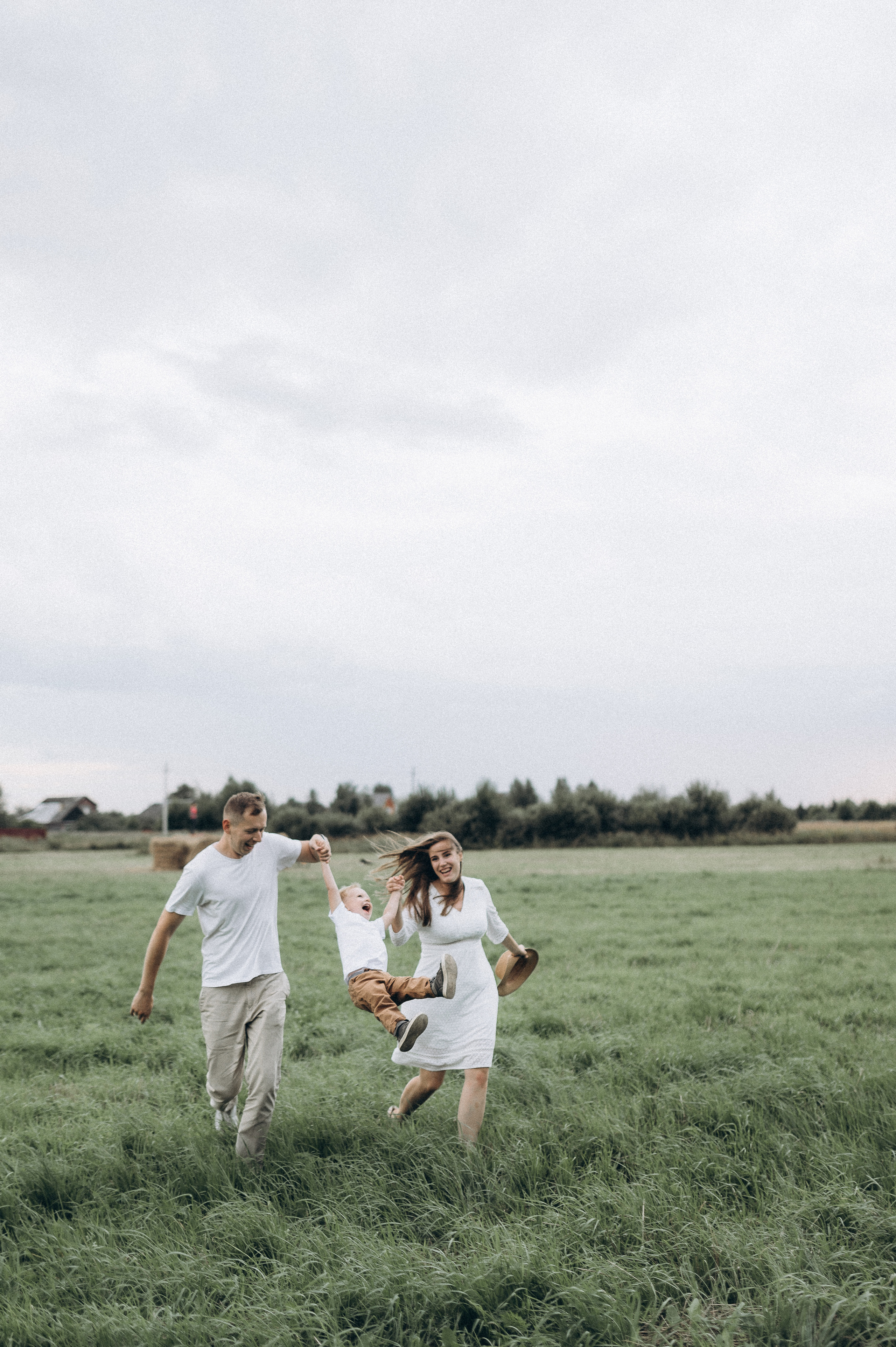 Семейная фотосессия в поле со стогами сена. Фотограф ПИТЕР СПБ Надежда Баранова