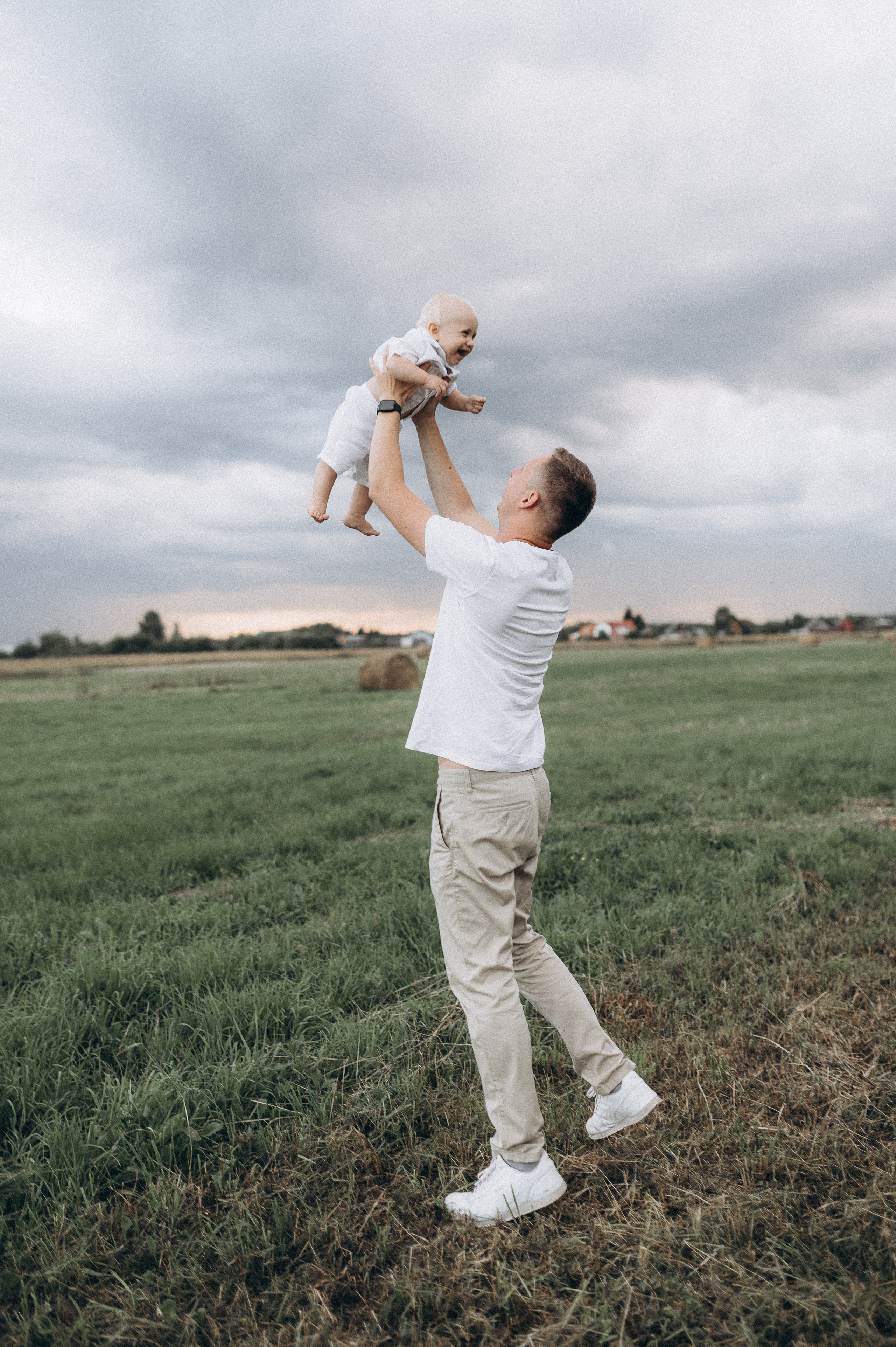 Семейная фотосессия в поле со стогами сена. Фотограф ПИТЕР СПБ Надежда Баранова