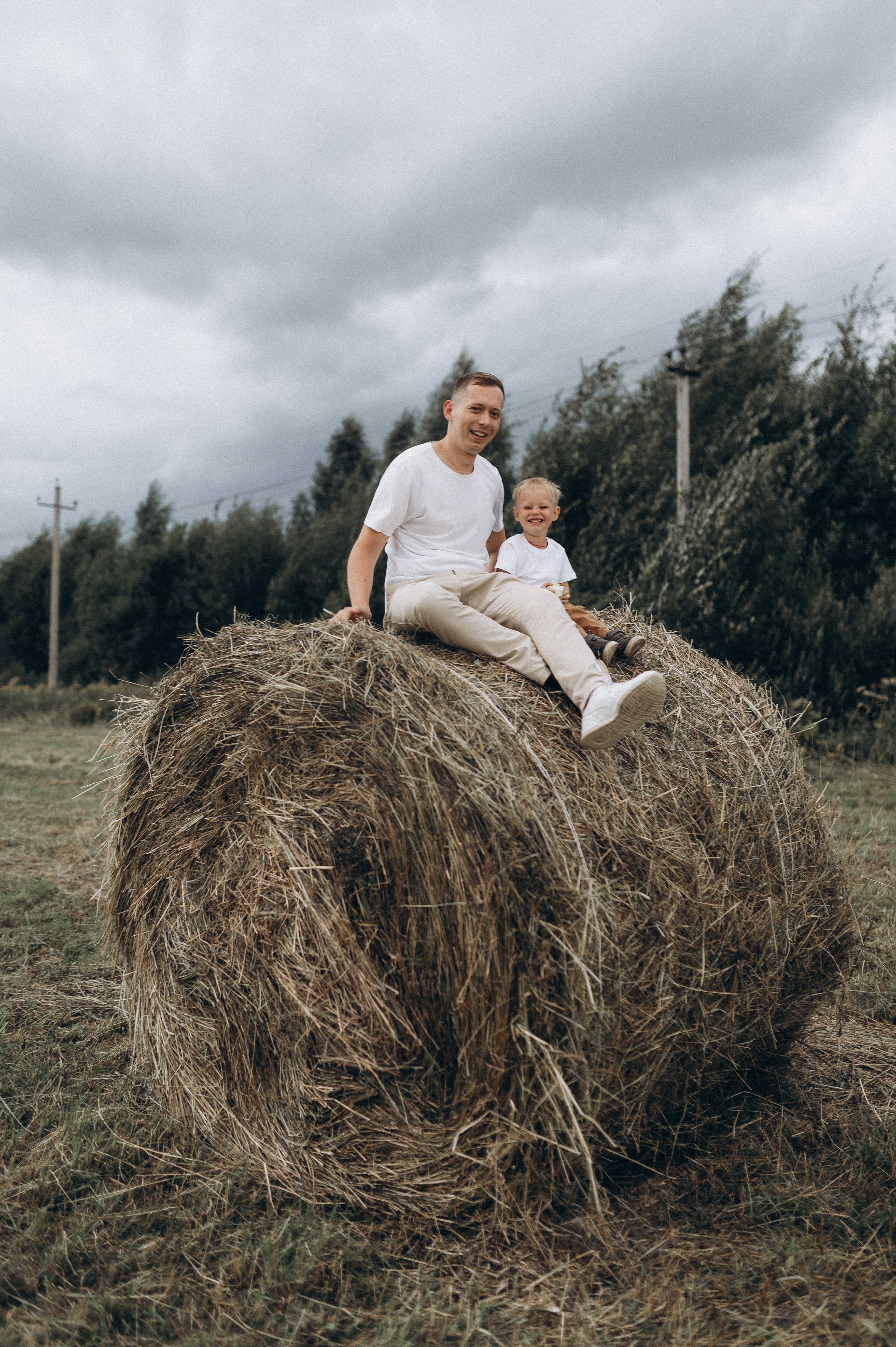 Семейная фотосессия в поле со стогами сена. Фотограф ПИТЕР СПБ Надежда Баранова
