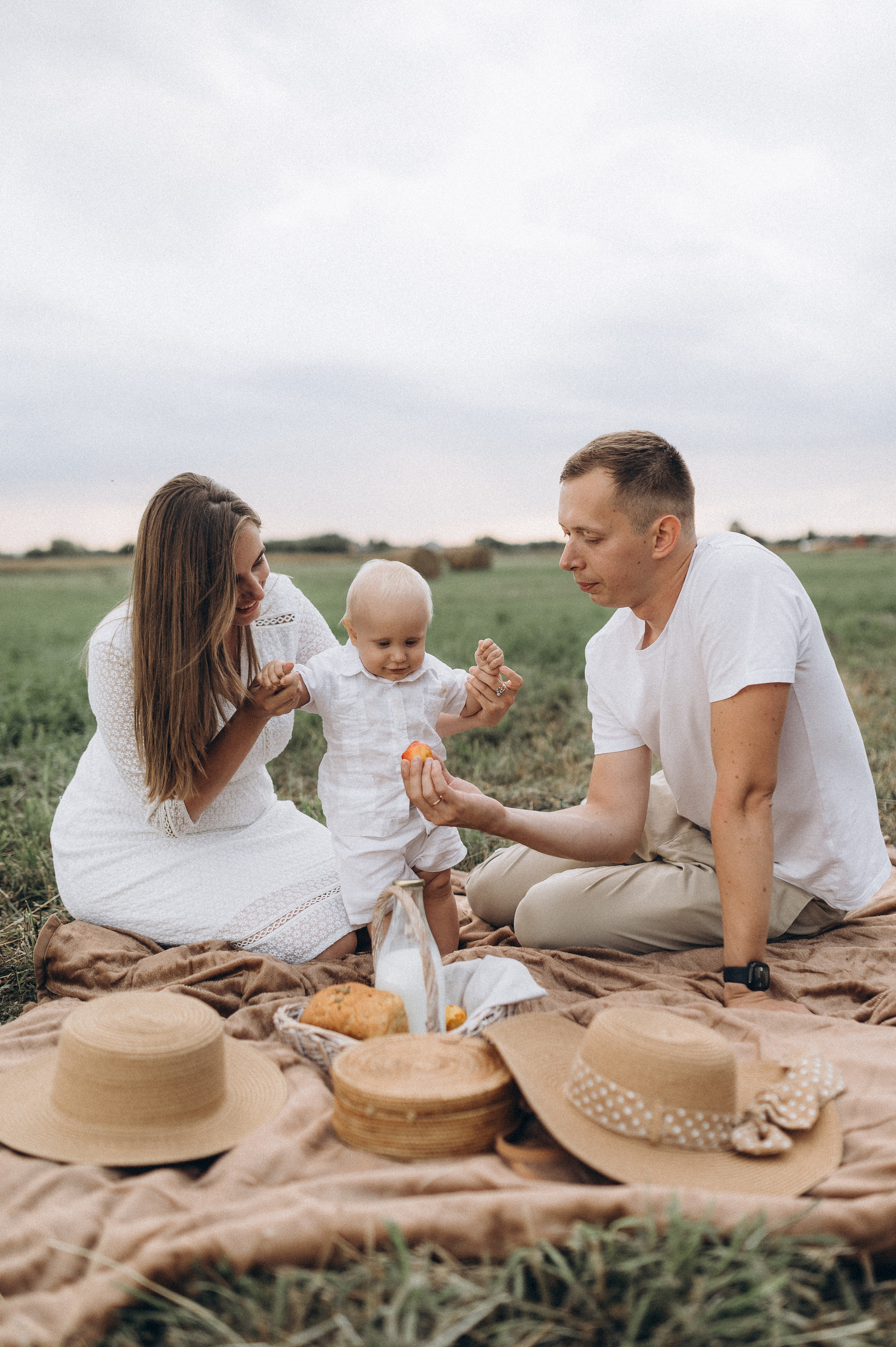Семейная фотосессия в поле со стогами сена. Фотограф ПИТЕР СПБ Надежда Баранова