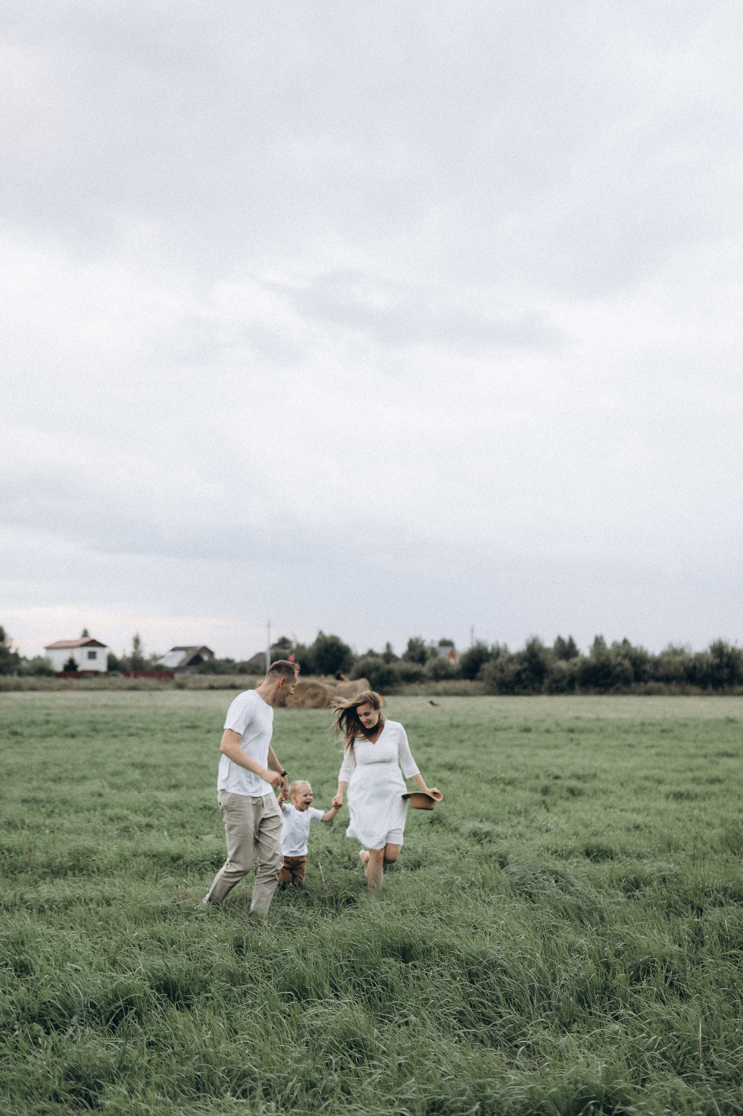 Семейная фотосессия в поле со стогами сена. Фотограф ПИТЕР СПБ Надежда Баранова